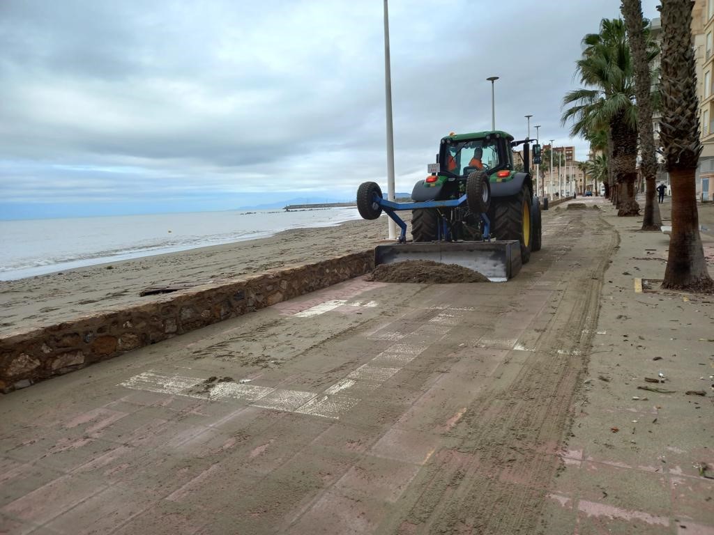 Los servicios municipales trabajan ya en la recuperación de playas y paseos tras el temporal marítimo