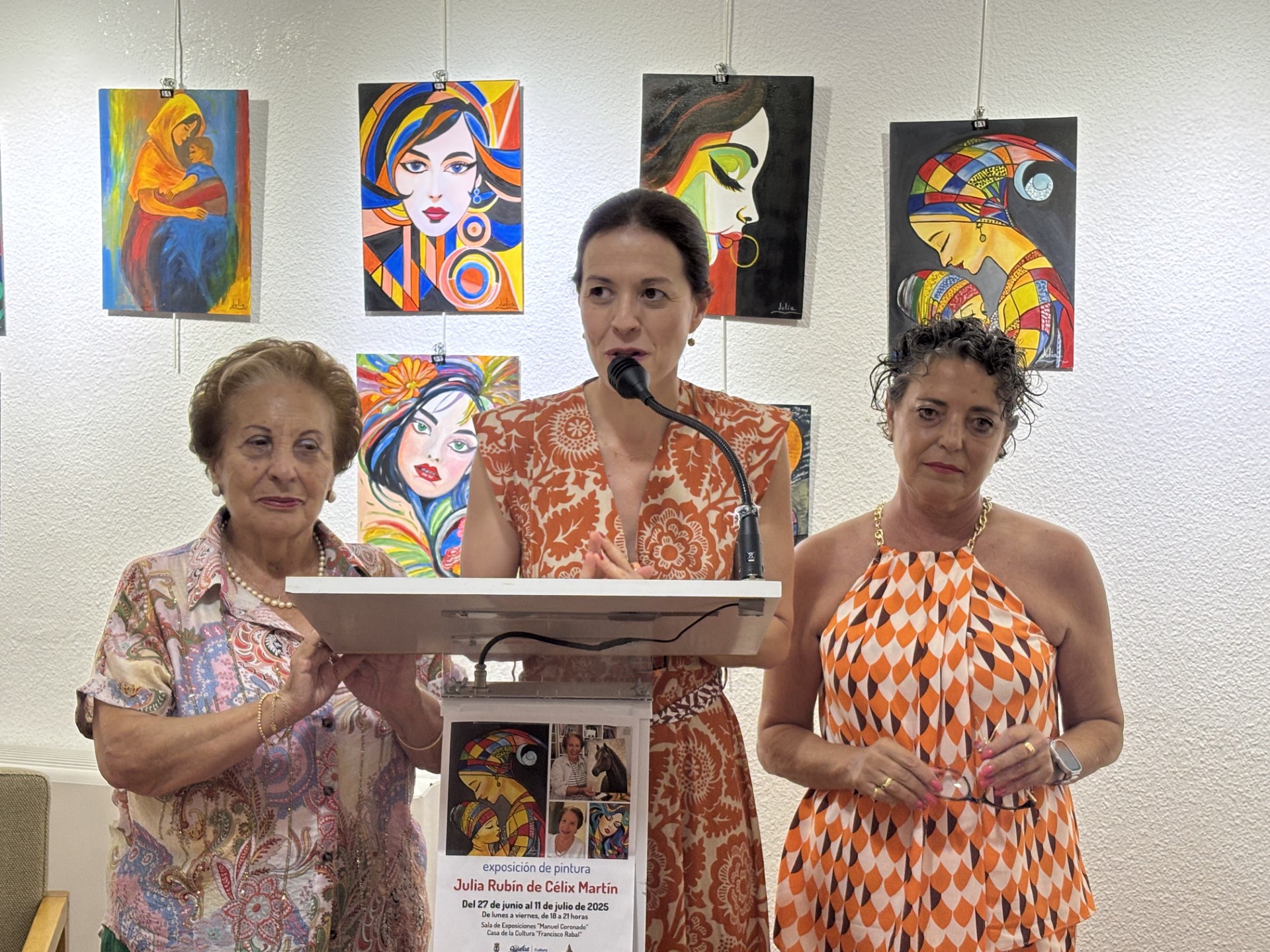 La Casa de la Cultura acoge la exposición solidaria de Julia Rubín de Célix Martín