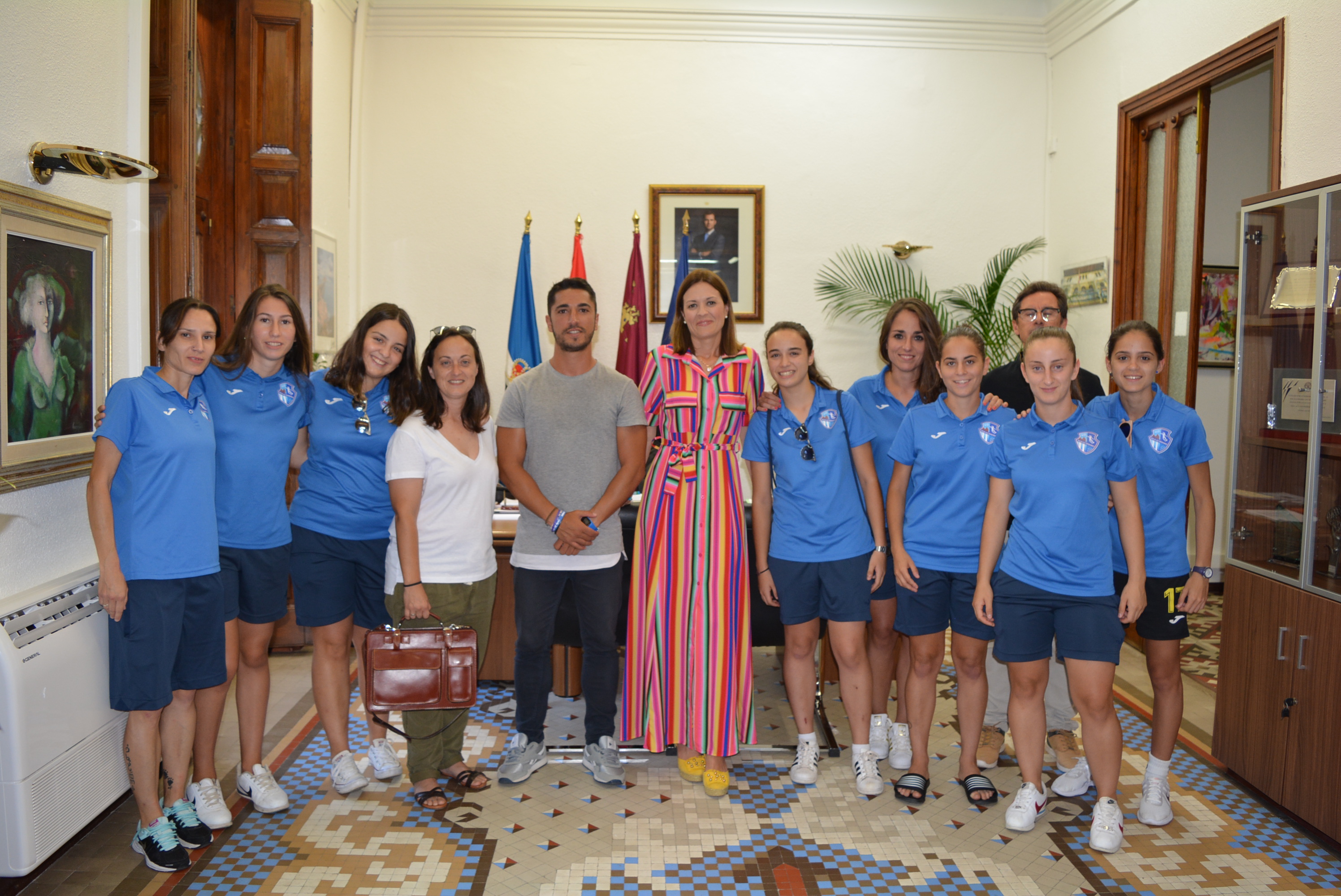La alcaldesa y el edil de Deportes reciben a las jugadoras de la UD Águilas Femenino tras una brillante temporada