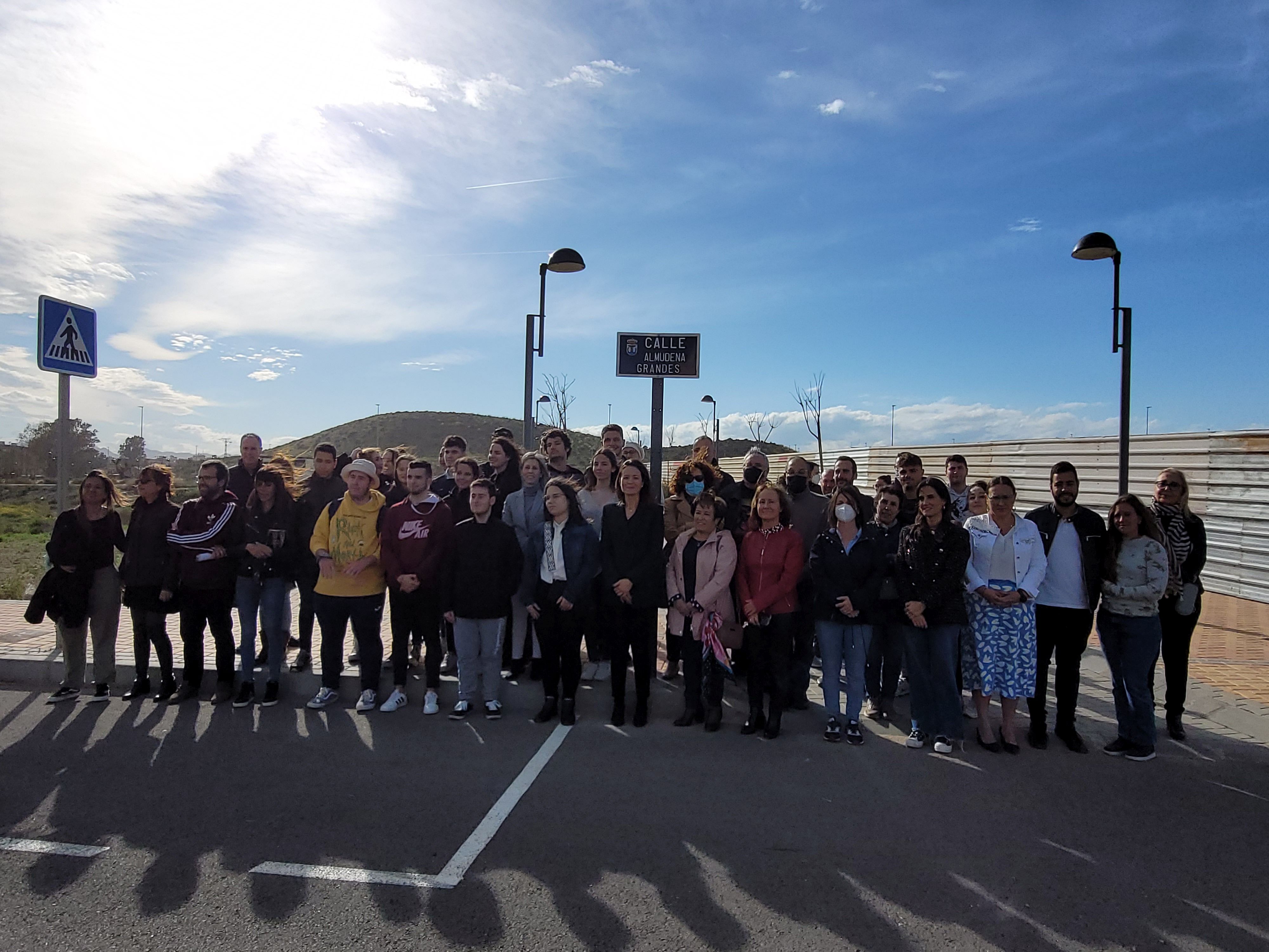 Una calle de Águilas recibe el nombre de la escritora Almudena Grandes