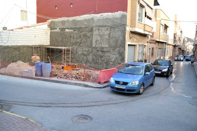 El Ayuntamiento de Águilas lleva a cabo las obras de demolición de un inmueble para incorporar el solar resultante al viario público  