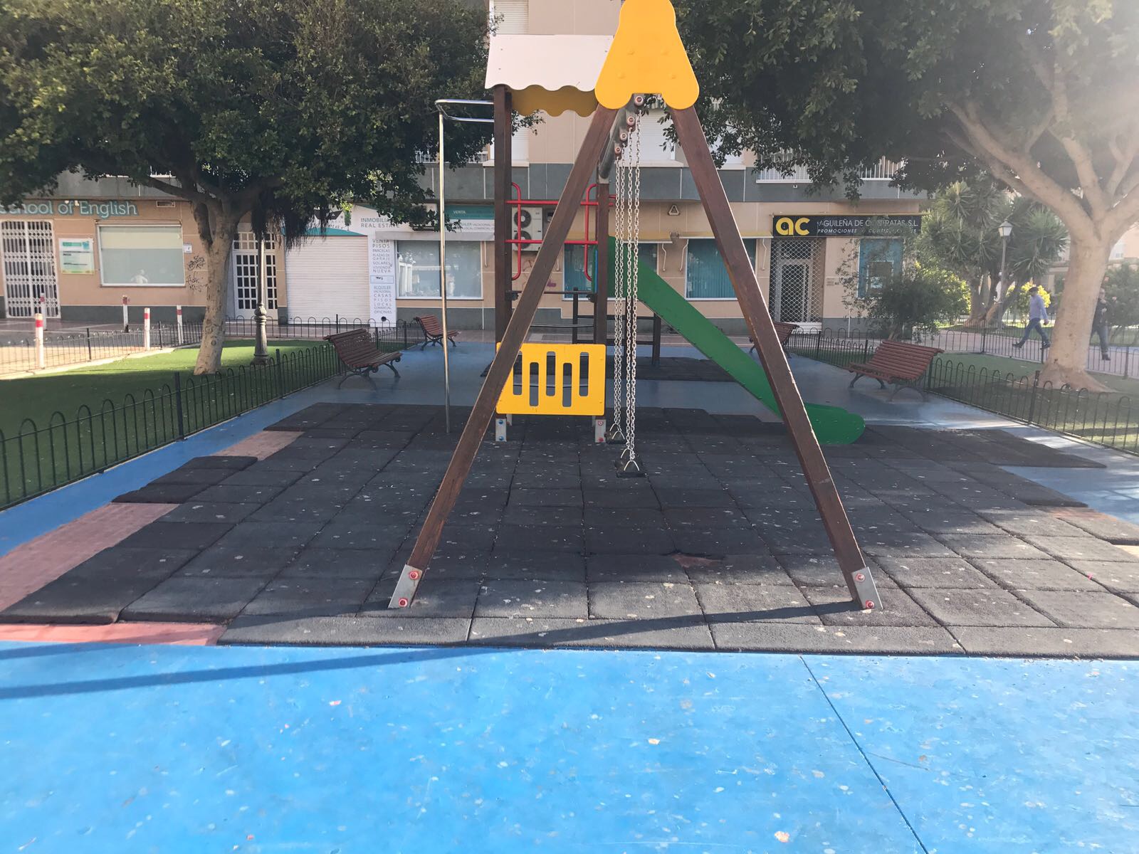 La edil Isabel Fernández ha anunciado las actuaciones inminentes de mantenimiento que se van a llevar a cabo en los parques de la localidad