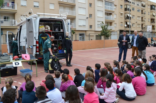 El colegio Mediterráneo acoge un taller de artrópodos y una exhibición de la Guardia Civil 