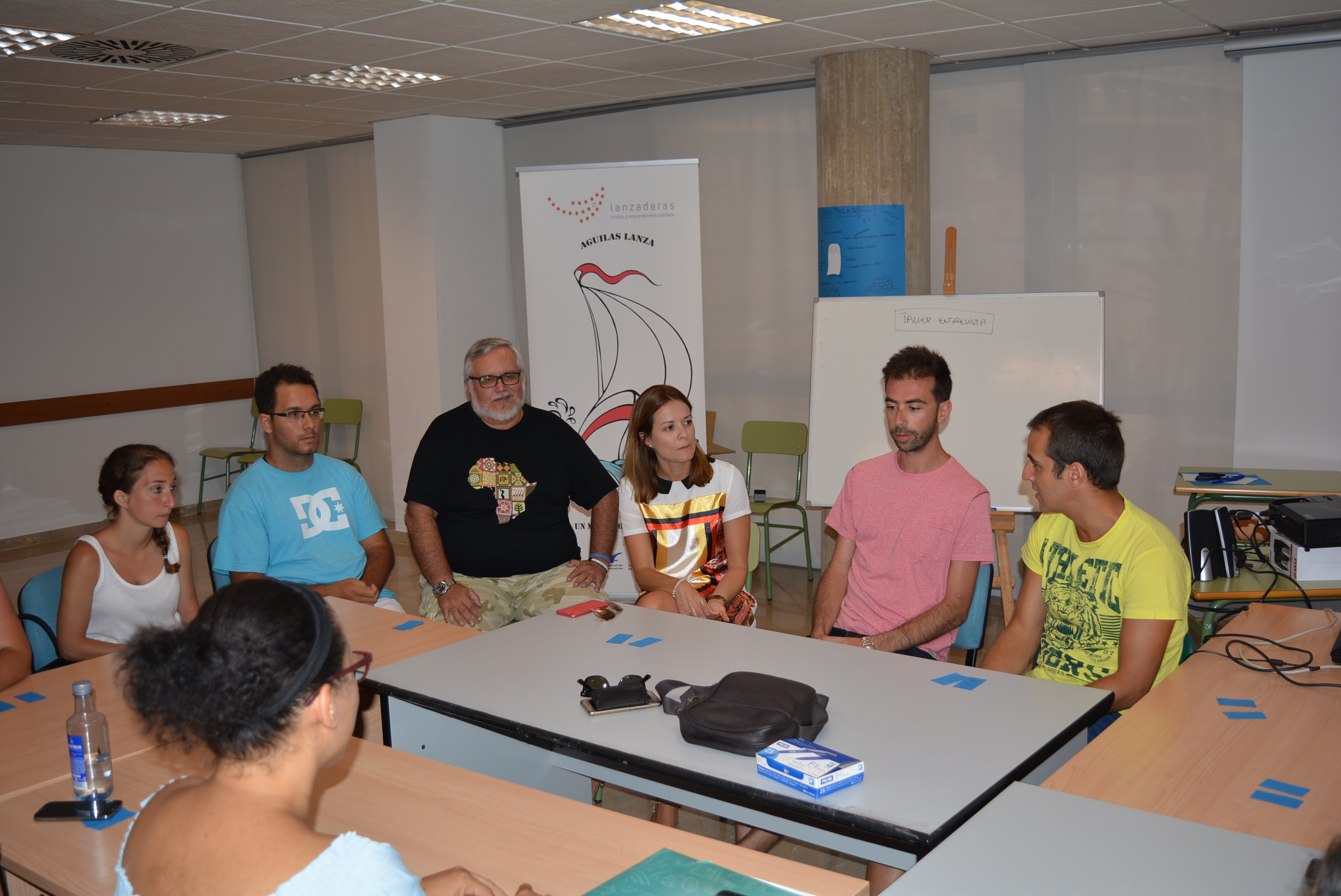 La alcaldesa visita a los jóvenes participantes en la Lanzadera de Empleo