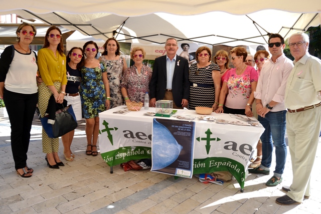 Lazos solidarios en Águilas para conmemorar el Día Mundial del Cáncer de Mama