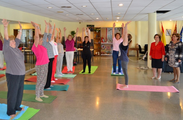 La concejalía de Tercera Edad de Águilas ofrece cursos de yoga para mayores 