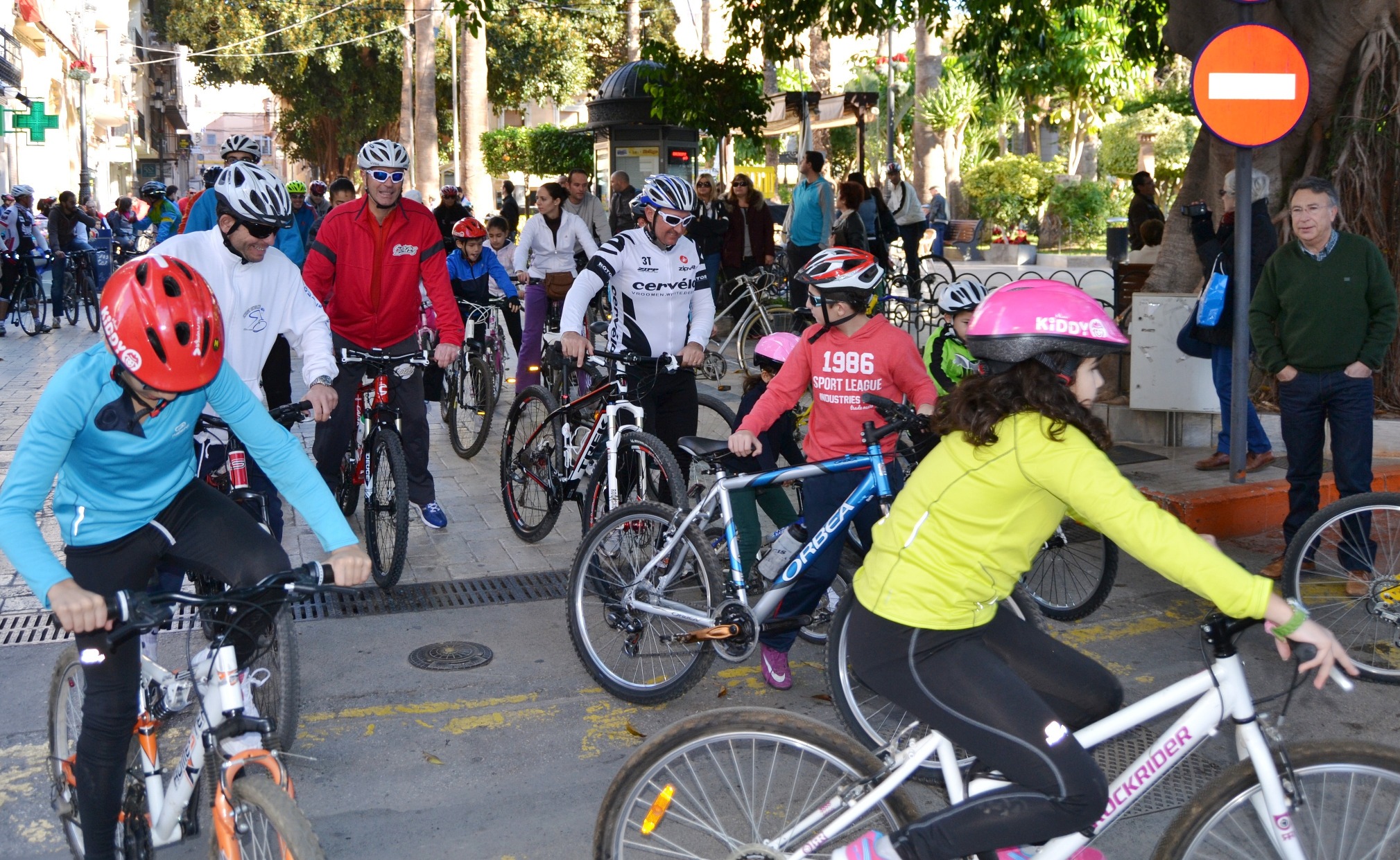 Cerca de 300 personas participan en el Paseo Ciclista de Reyes en Águilas 