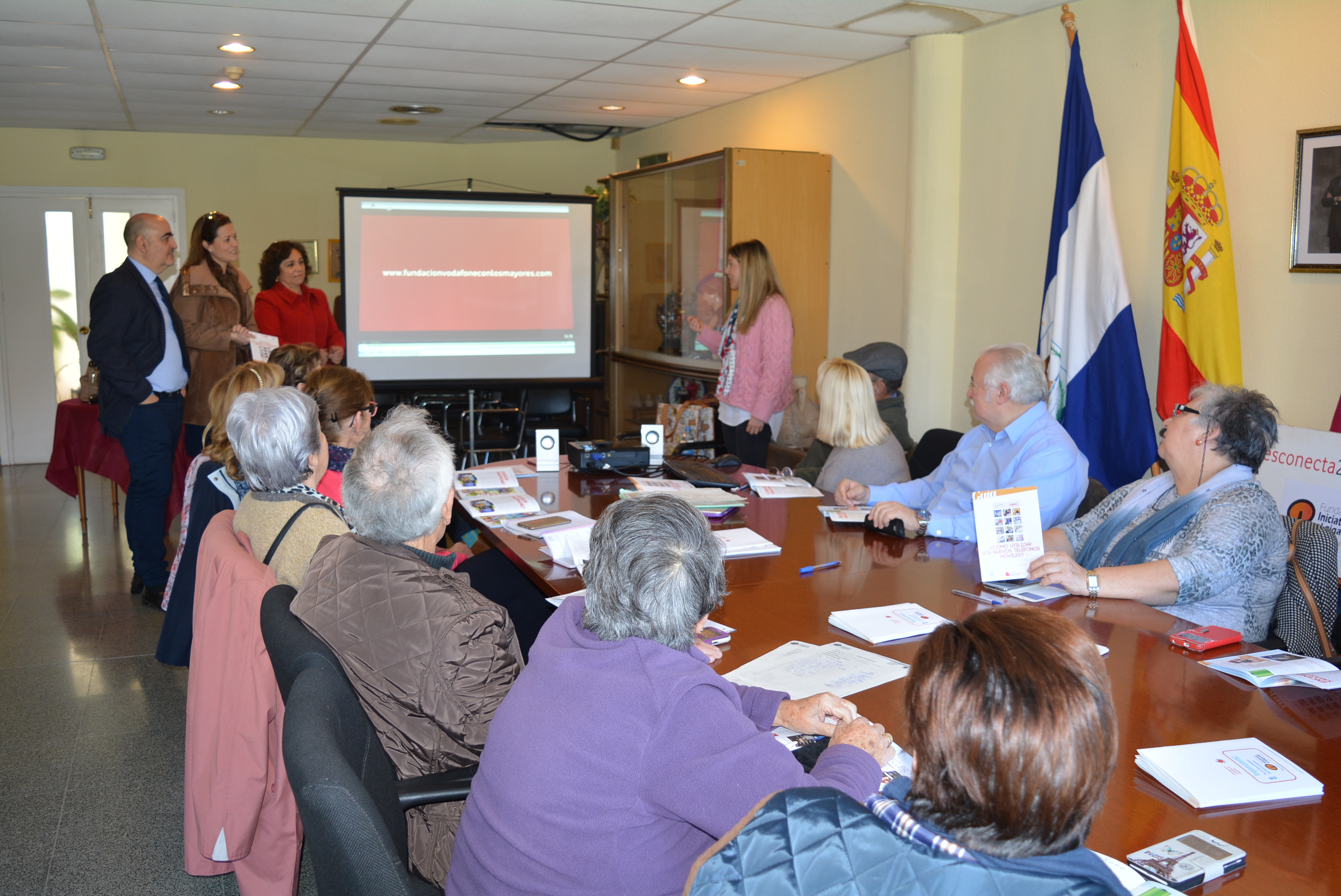 La alcaldesa y la edil de Tercera Edad visitan a los participantes de los talleres de alfabetización digital