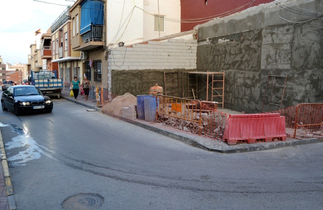 El Ayuntamiento de Águilas lleva a cabo las obras de demolición de un inmueble para incorporar el solar resultante al viario público  