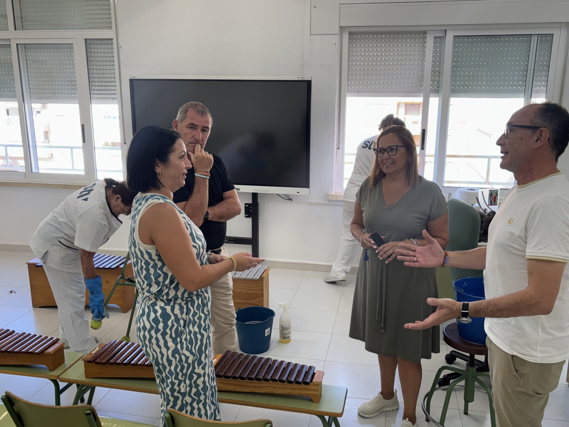 Los servicios de limpieza y jardinería ultiman los trabajos de puesta a punto de los colegios aguileños