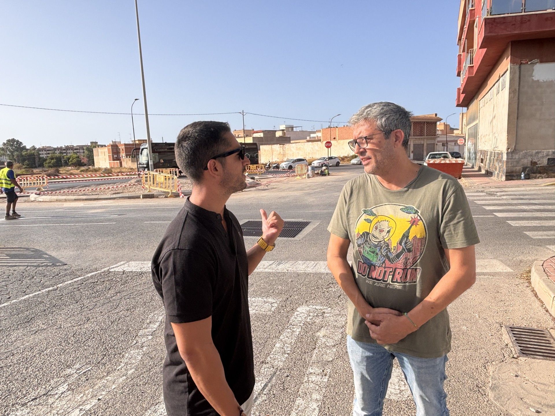El Ayuntamiento mejora la seguridad vial en el entorno del IES Europa con la construcción de una nueva rotonda