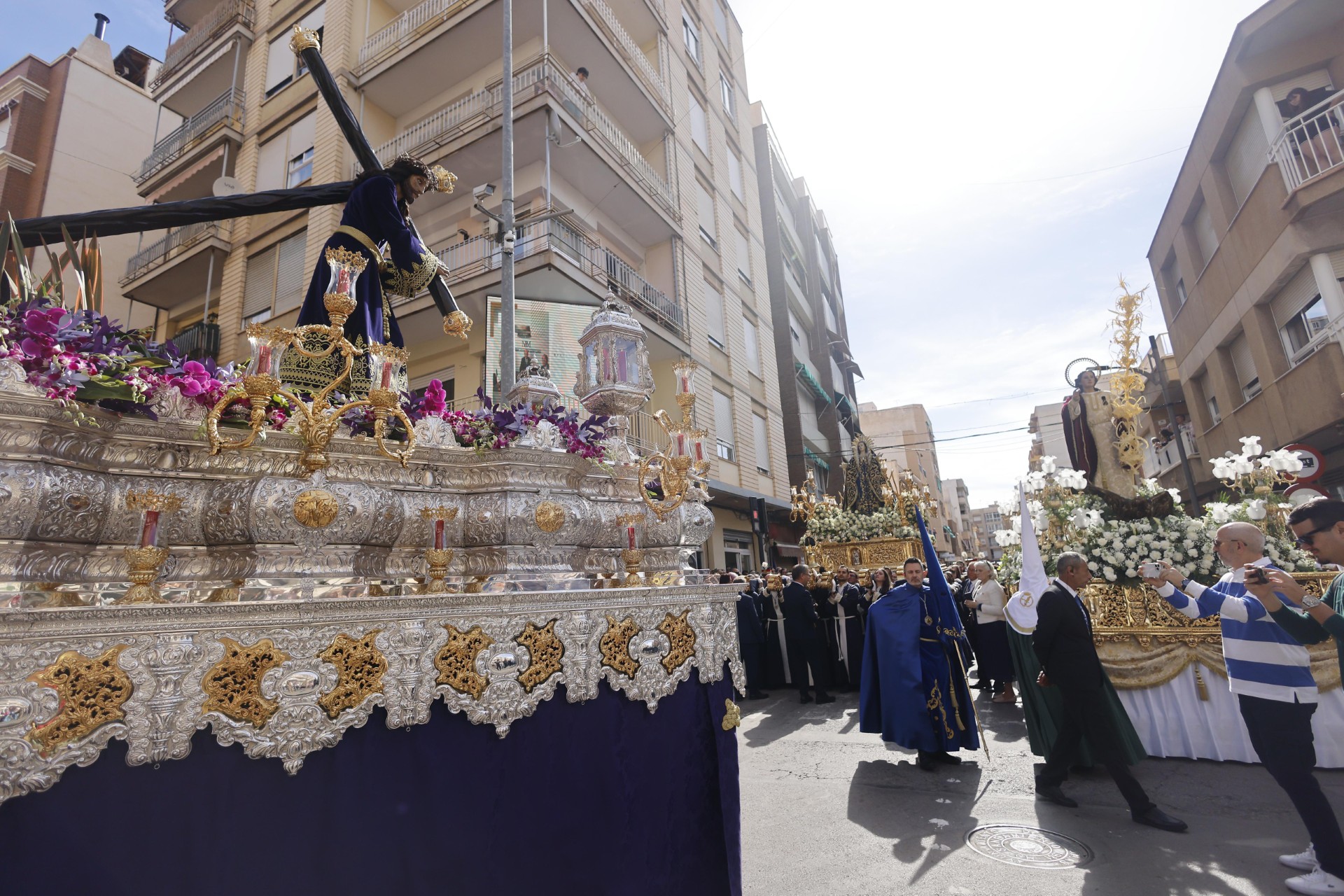 Las cofradías recorren las calles en la jornada del Viernes Santo