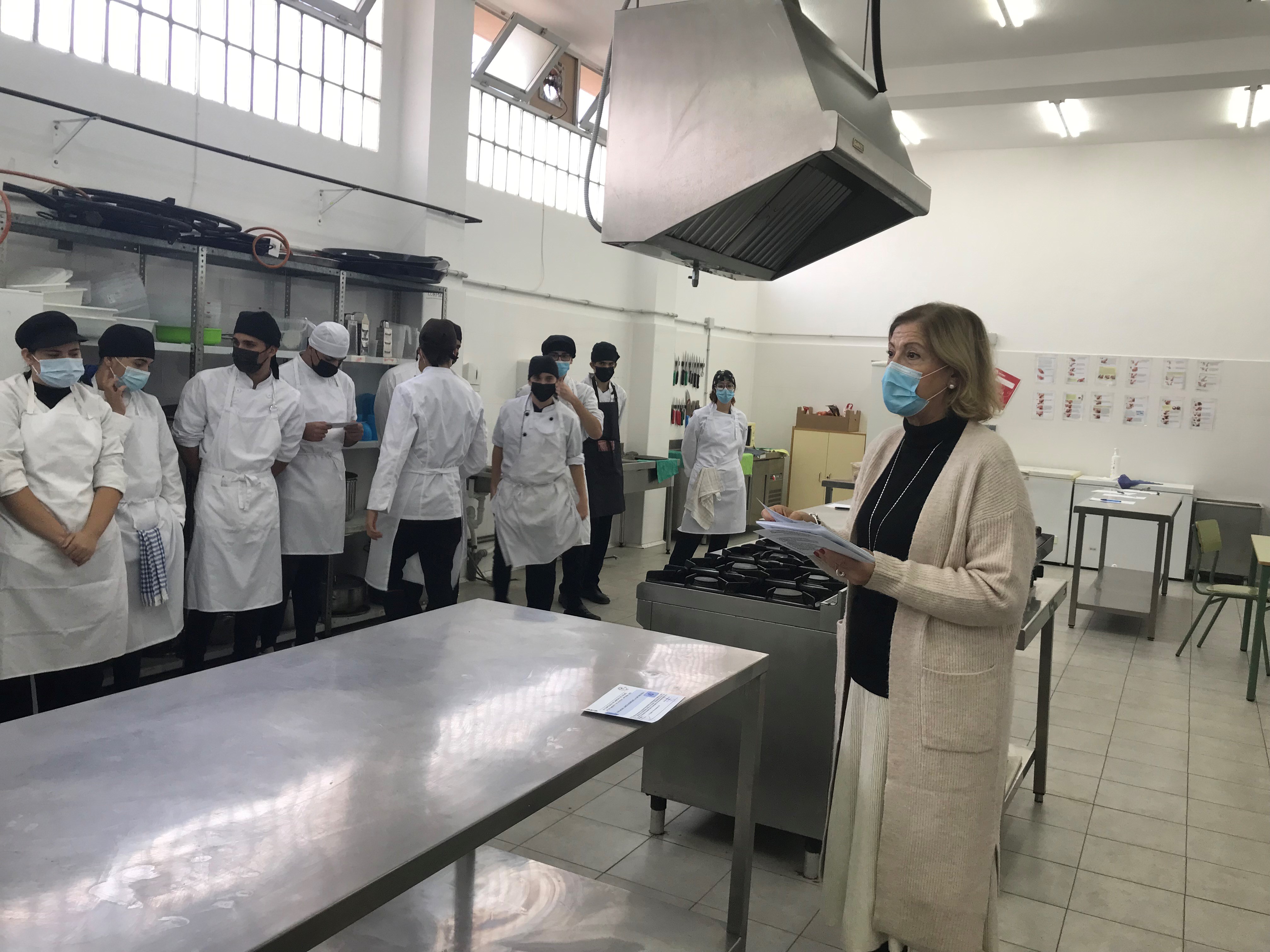 El Ayuntamiento pone en marcha un curso de manipulador de alimentos para el alumnado del IES Carlos III