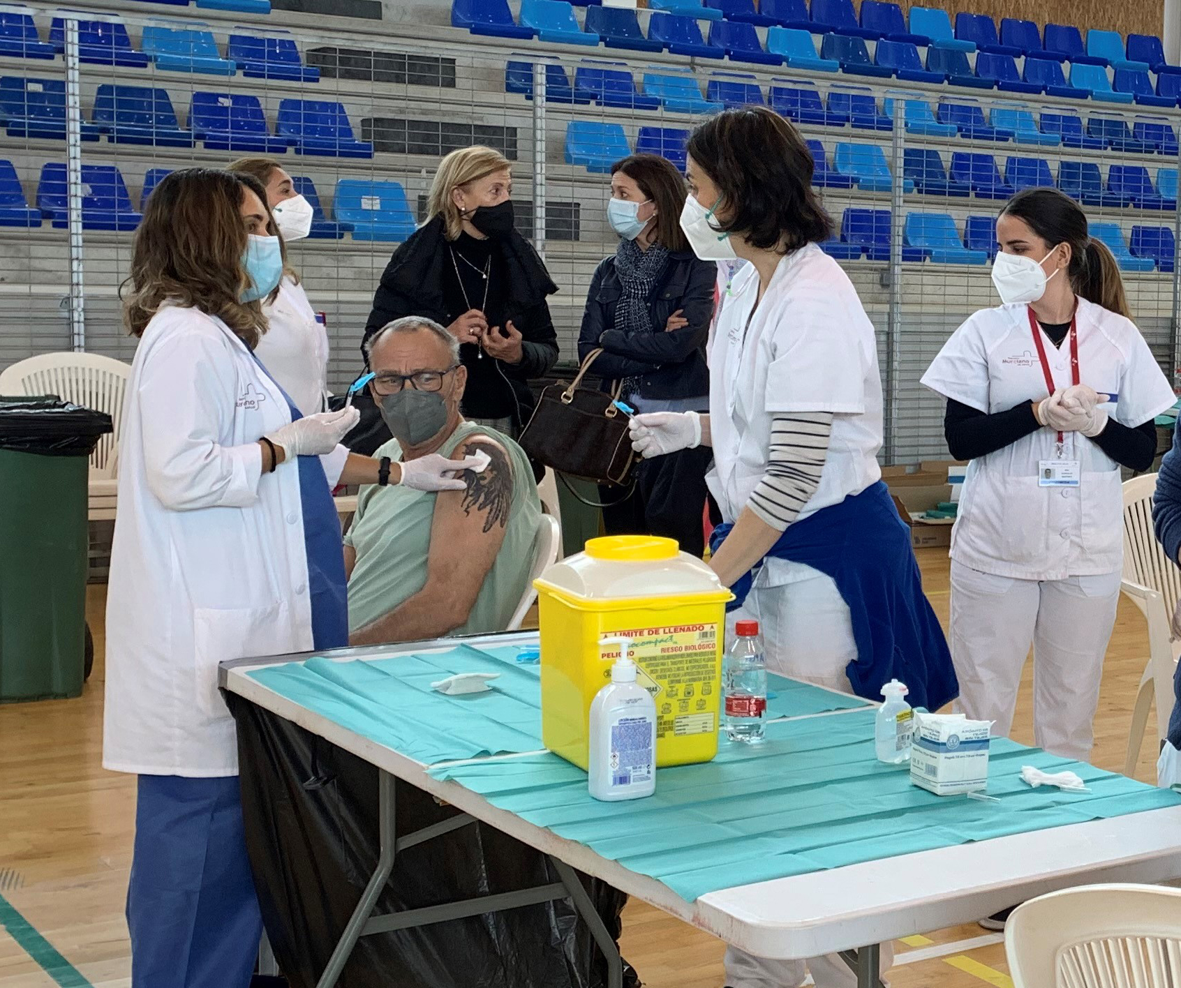 Mañana se vacunará también a las personas nacidas en 1947 y se ha previsto un protocolo de vacunación en los coches para las personas con movilidad reducida