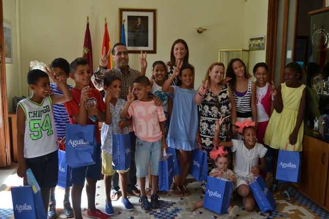 Catorce niños saharauis del programa Vacaciones en Paz disfrutan del verano en Águilas