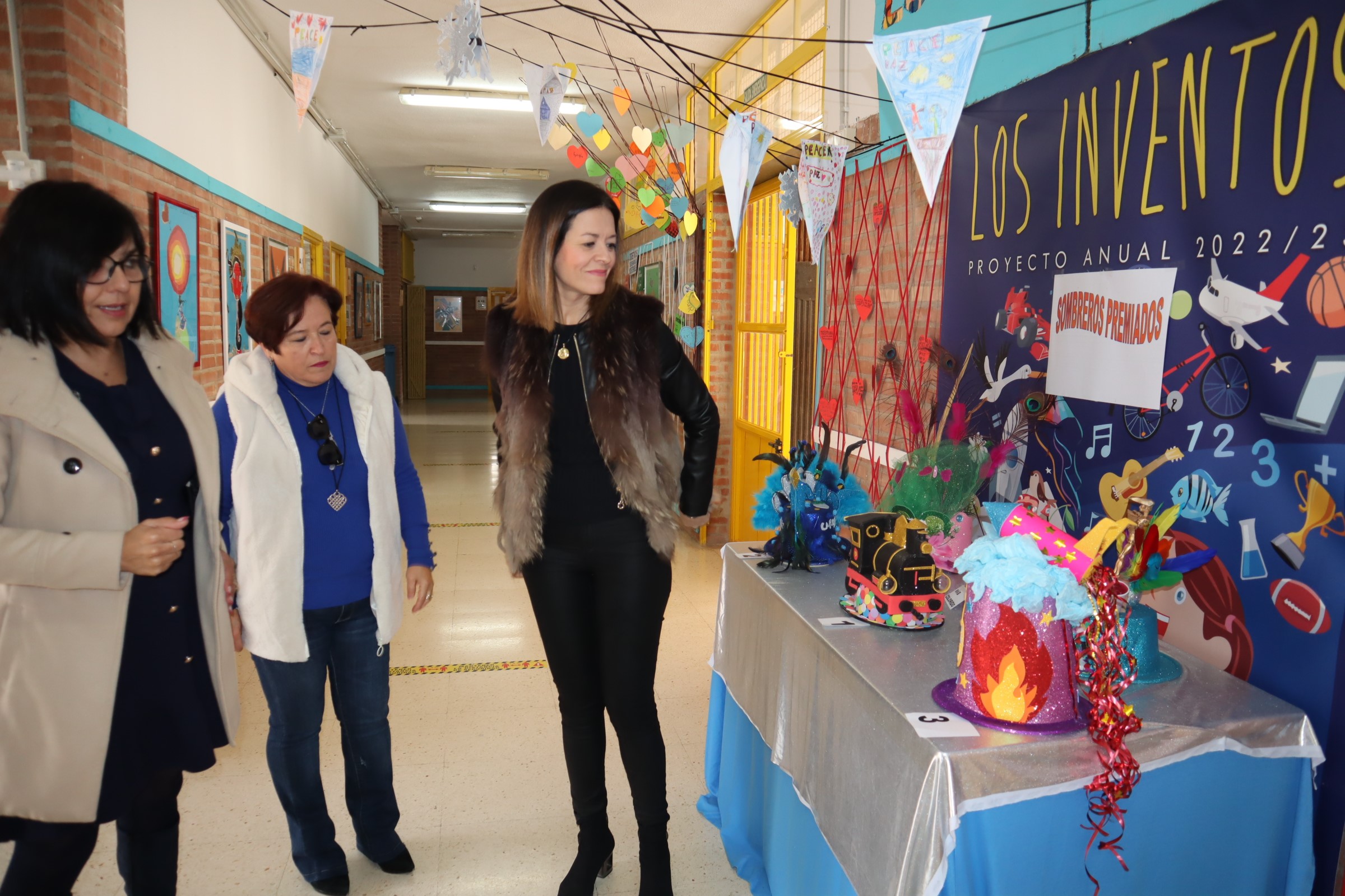 El colegio Joaquín Tendero realiza una exposición de sombreros carnavaleros