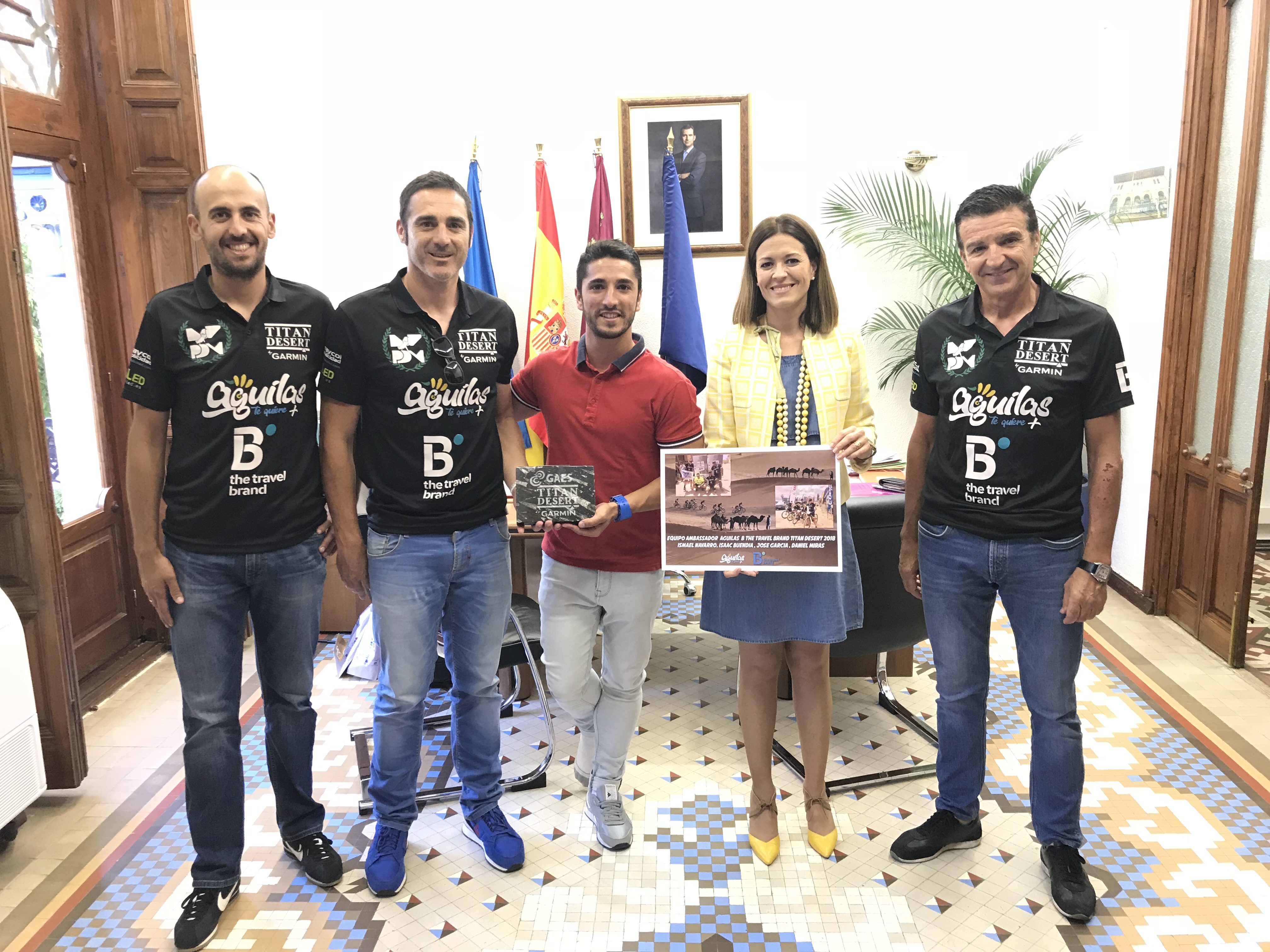 La alcaldesa y el concejal de deportes reciben al equipo Águilas – B the travel Brand tras su hazaña en la Titan Desert 2018