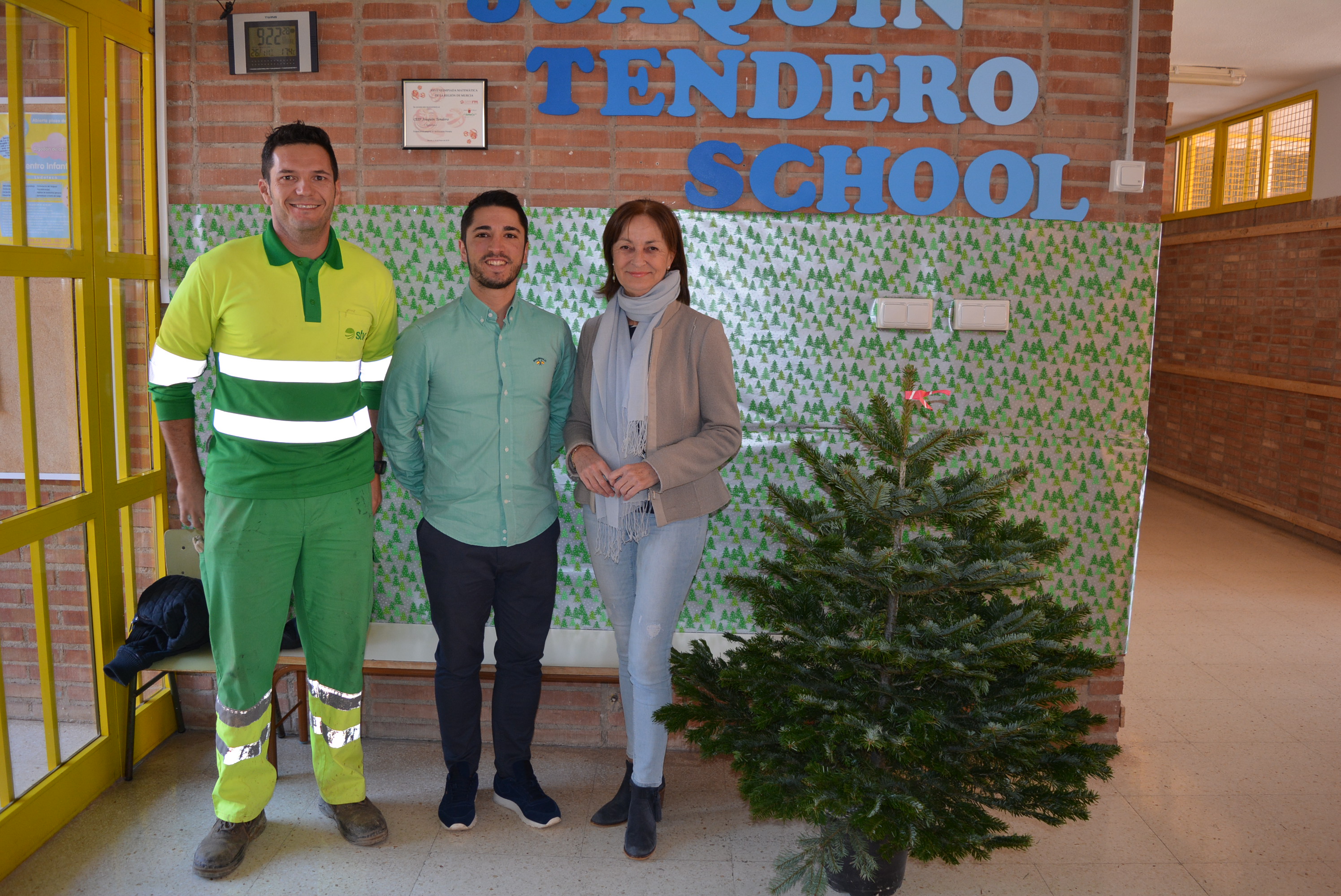 El edil de Educación hace entrega de los abetos de Navidad a los colegios de la localidad