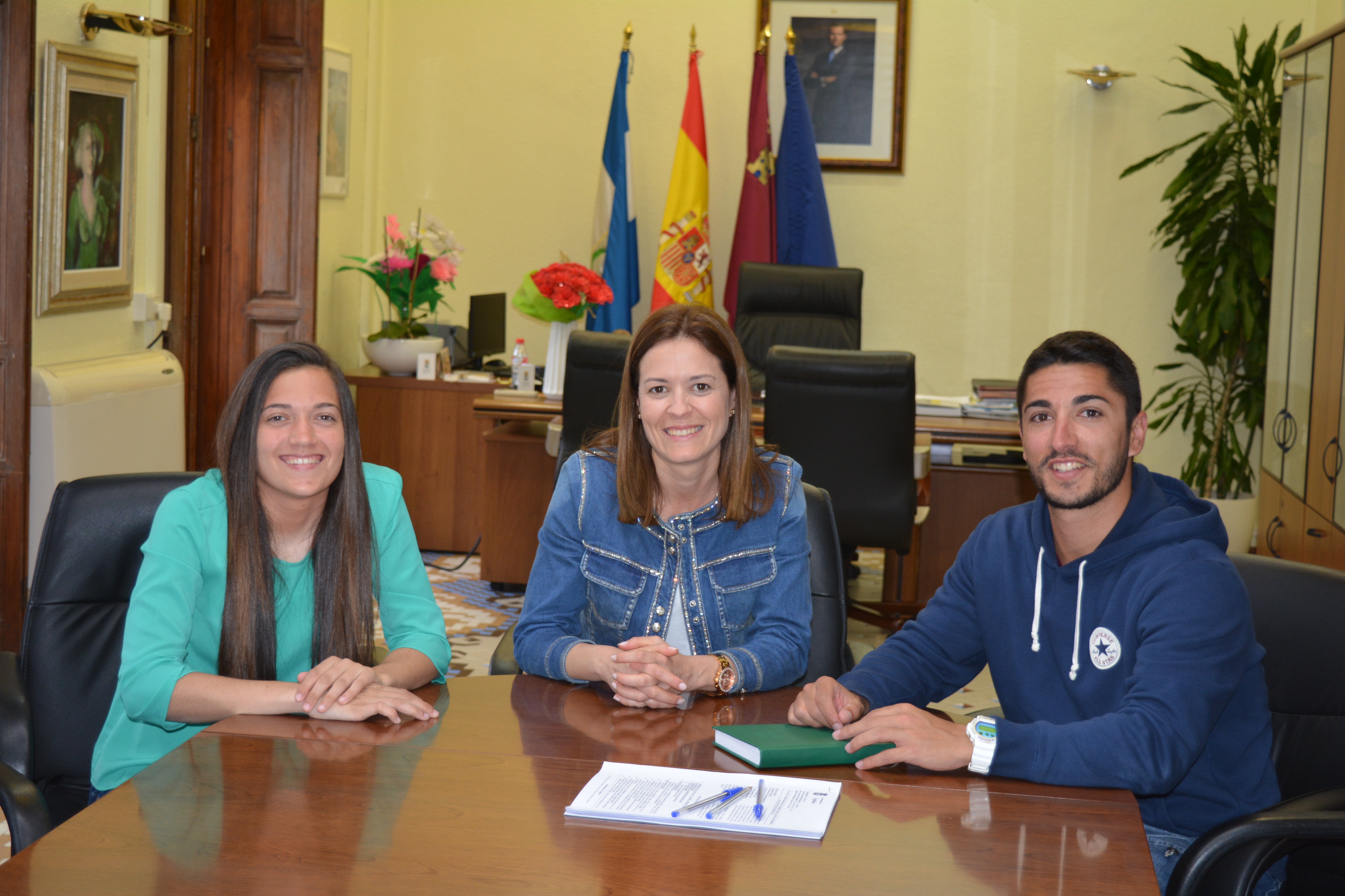 La alcaldesa y el edil de Deportes reciben a Sonia Piña, campeona de fútbol sala Sub-21