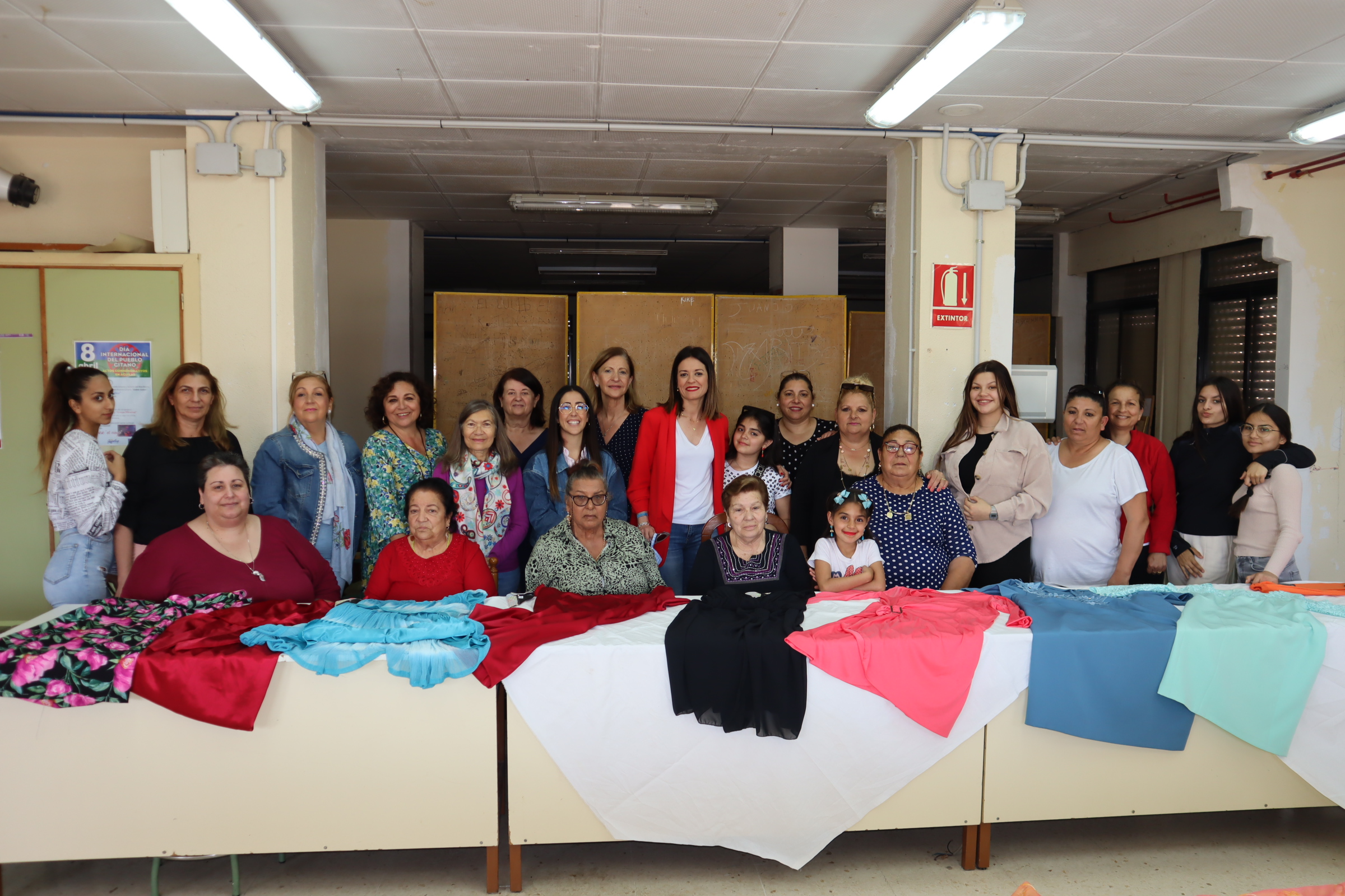 La alcaldesa visita a las participantes del Taller de Costura dirigida al colectivo de mujeres gitanas 