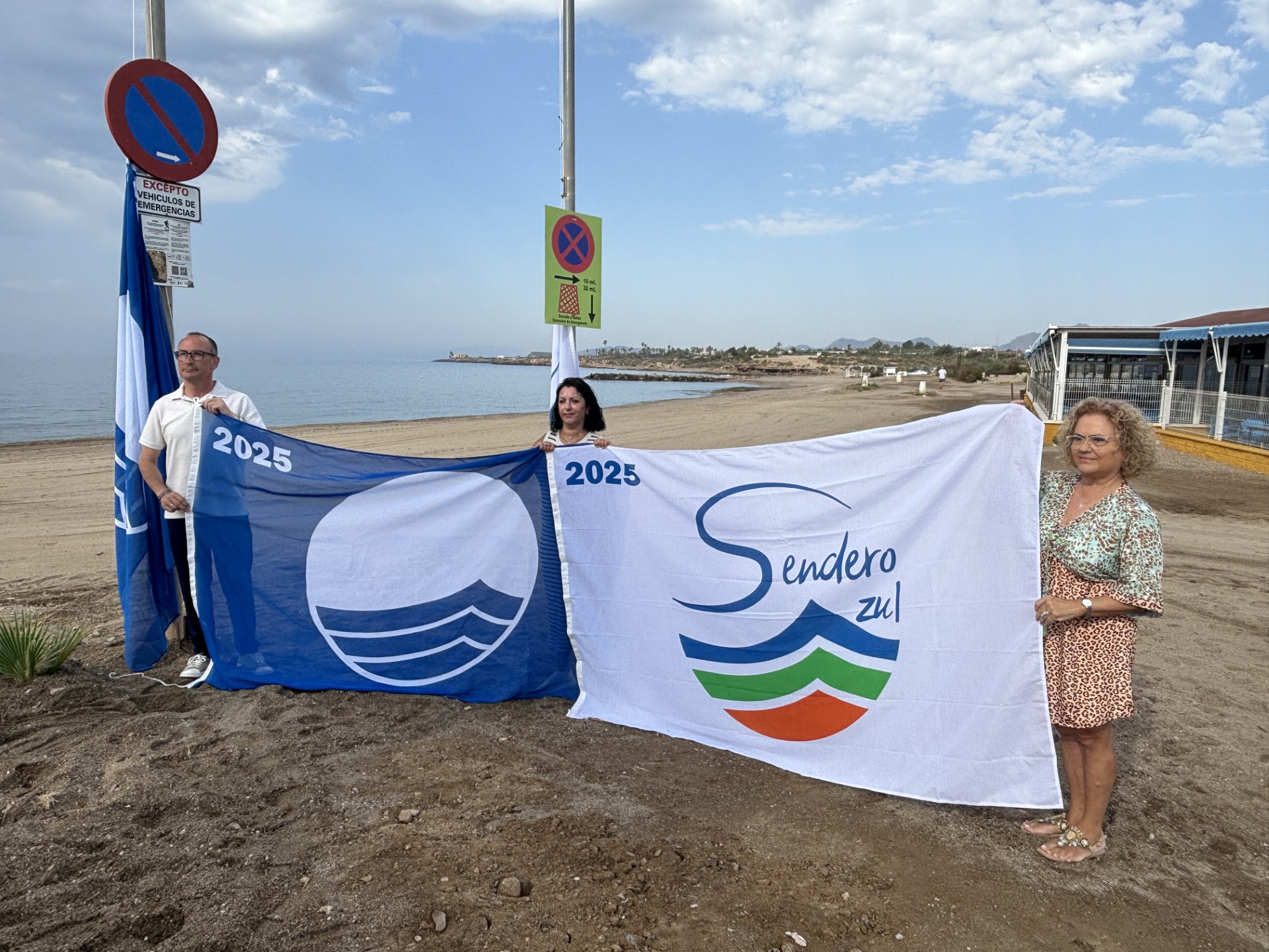 Las Banderas Azules y Senderos Azules ya ondean en la localidad 
