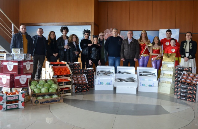 Los Personajes del Carnaval de Águilas reciben su peso en productos de la tierra