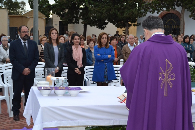 Medio millar de personas se dan cita en la misa en memoria de los Fieles Difuntos