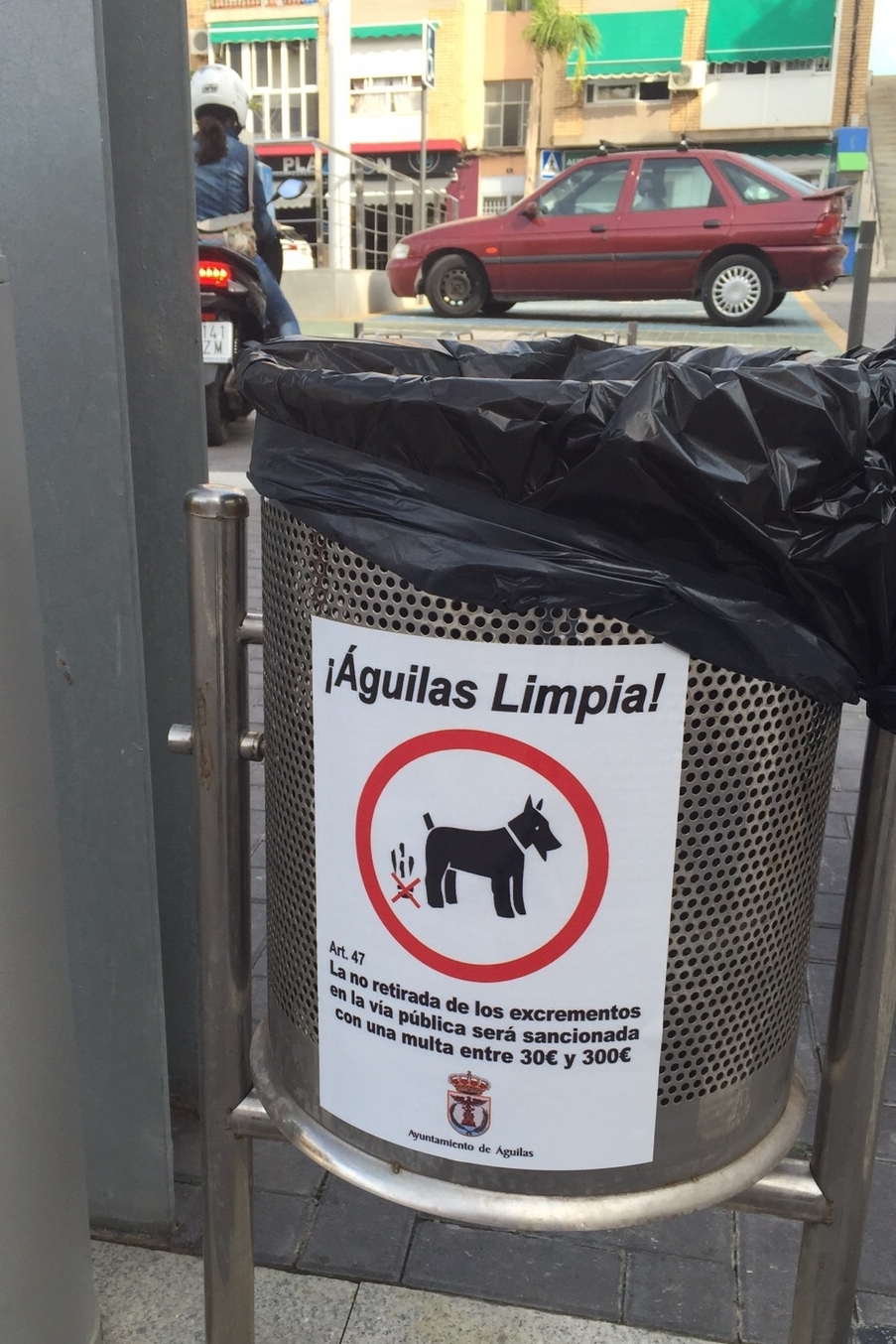 El Ayuntamiento refuerza las tareas de vigilancia y control contra las personas que no retiren los excrementos de sus mascotas de la vía pública