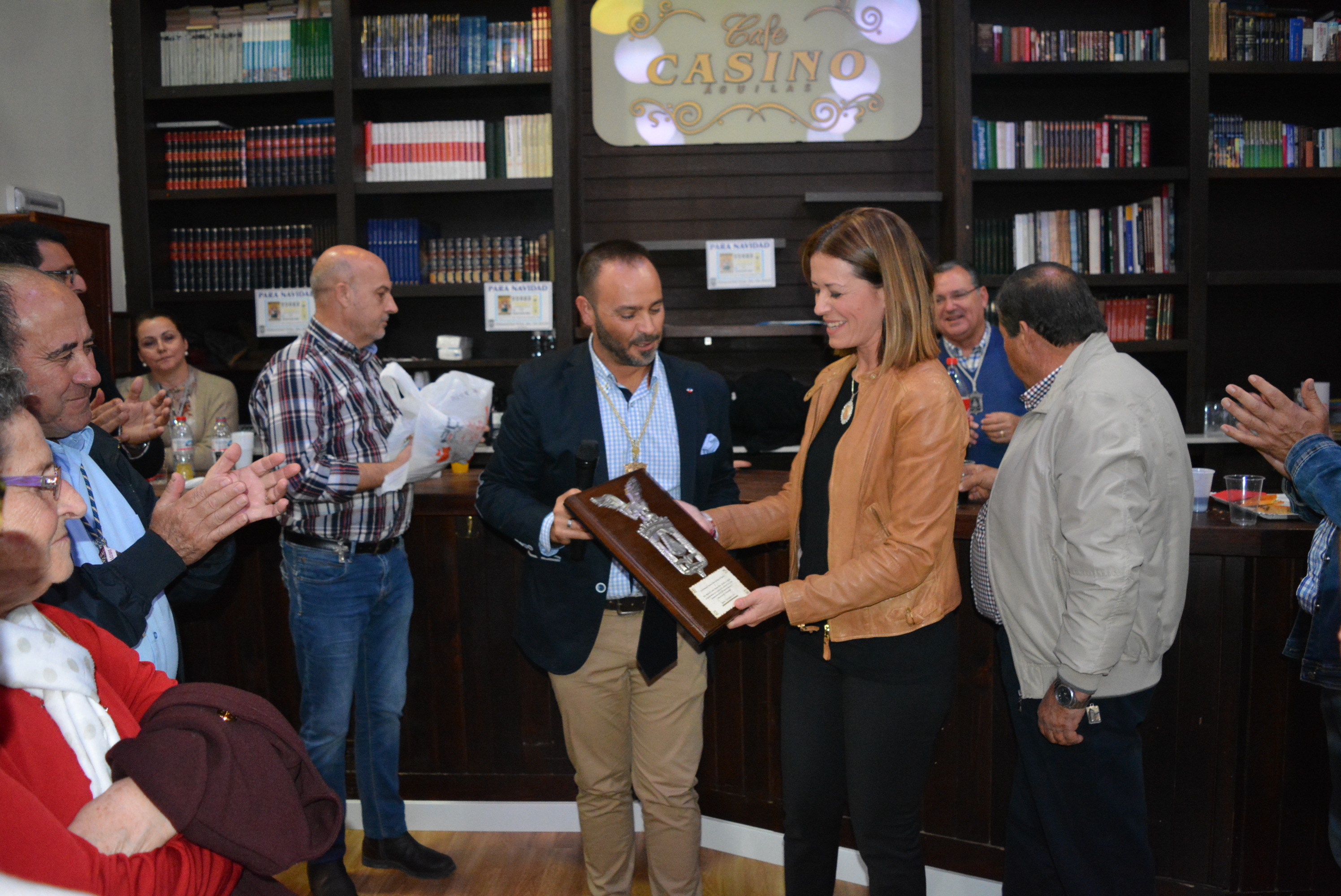 Los rocieros aguileños hacen entrega de un reconocimiento a la alcaldesa por su implicación en los actos celebrados con motivo del X aniversario de la Hermandad