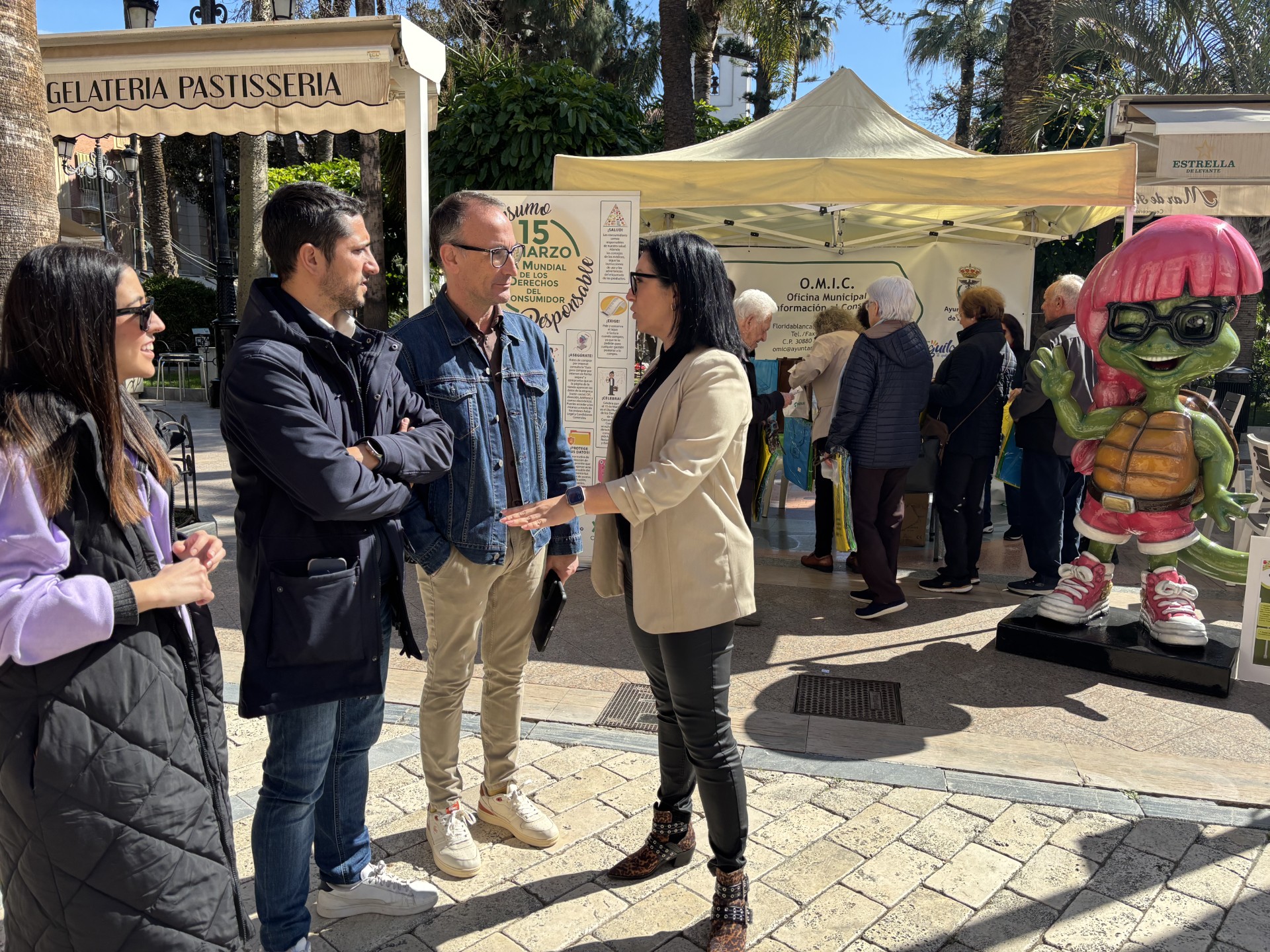 La plaza de España acoge un stand informativo sobre consumo responsable