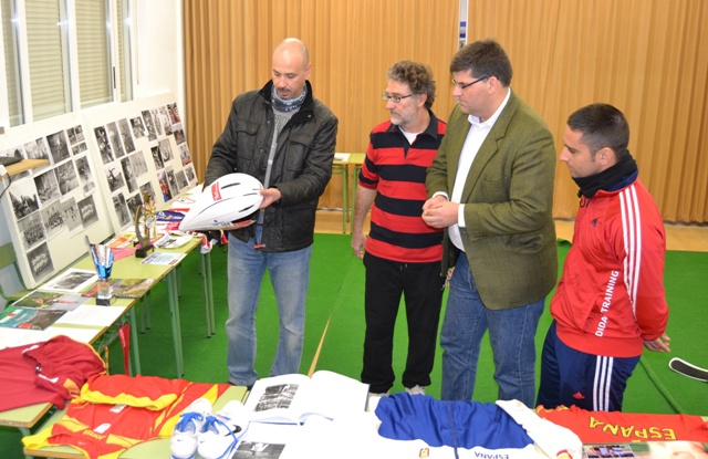 El colegio Mediterráneo acoge una exposición sobre deportistas aguileños