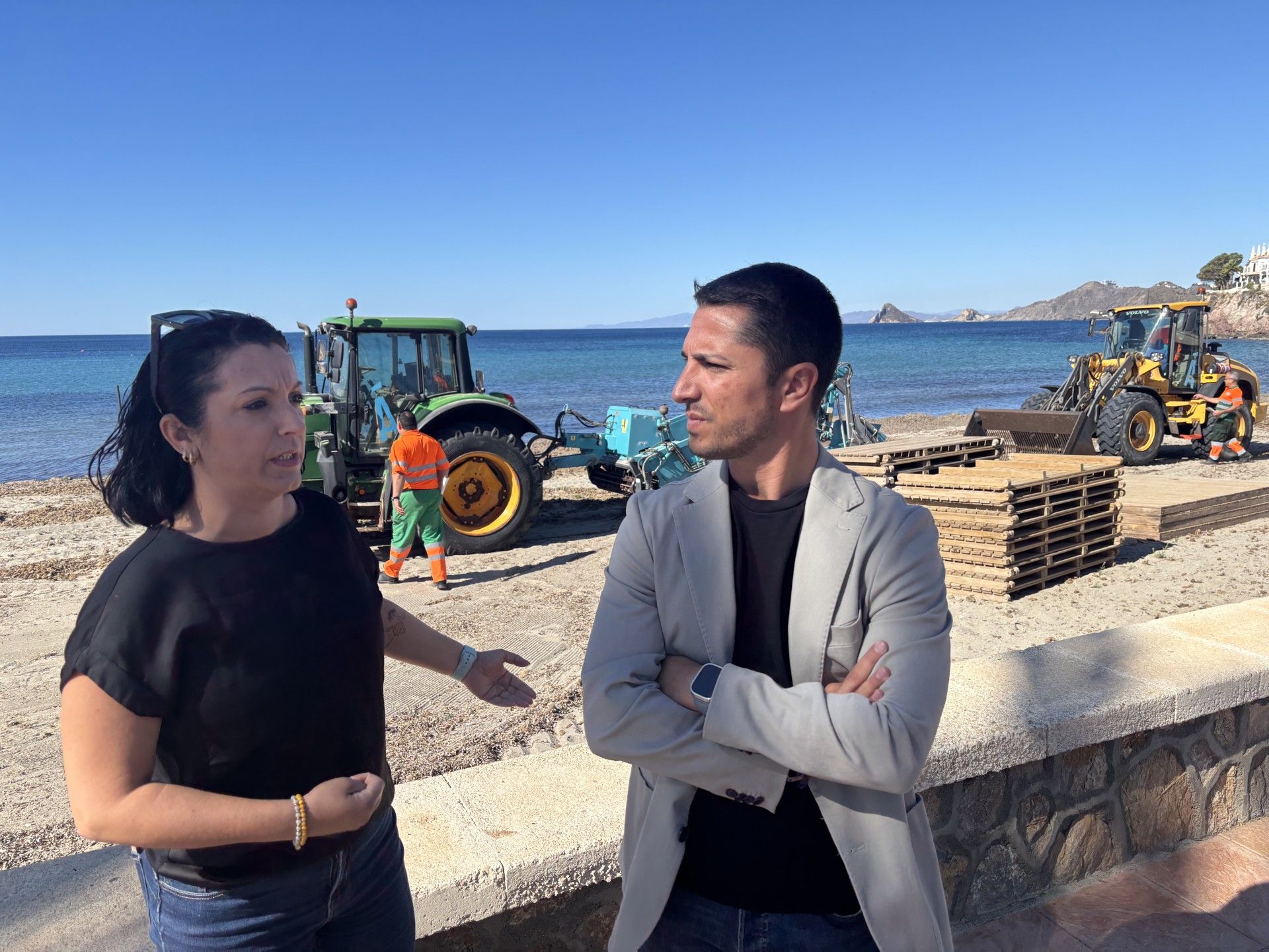 El Ayuntamiento cumple su compromiso e inicia la retirada de posidonia en la playa de Calabardina menos de 24 horas después de recibir la autorización de Medio Natural
