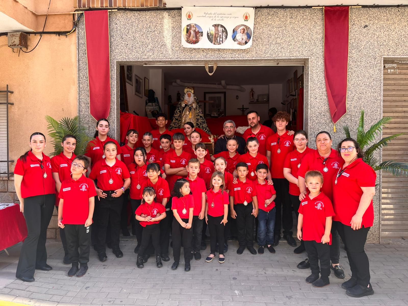 Los niños de la Cofradía del Resucitado protagonizan la Procesión de Gloria de la Candelaria