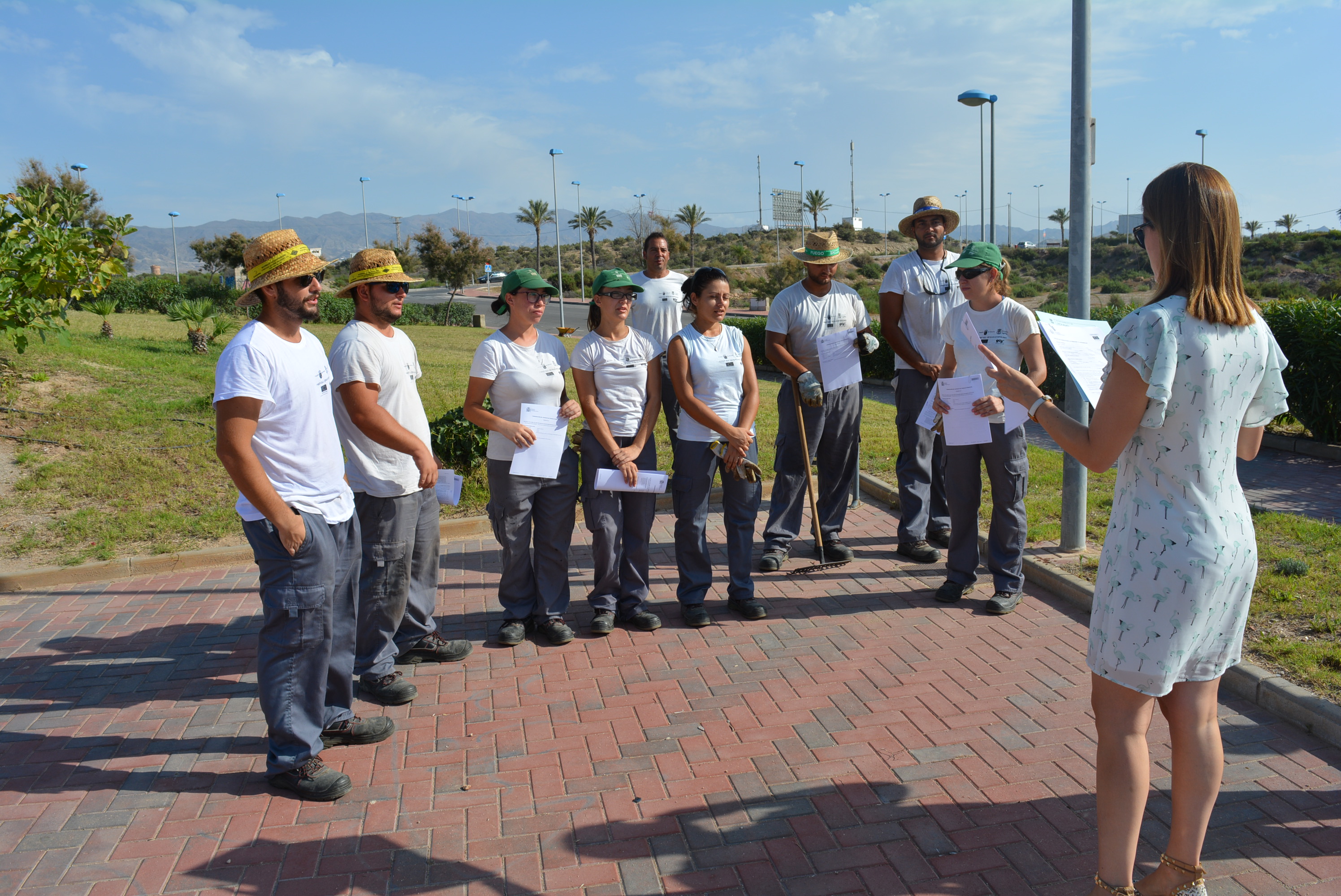 La pasada semana, la alcaldesa de Águilas, Mari Carmen Moreno, hizo entrega de los contratos a los jóvenes participantes en el PMEF de “Instalación y mantenimiento de jardines y zonas verdes”