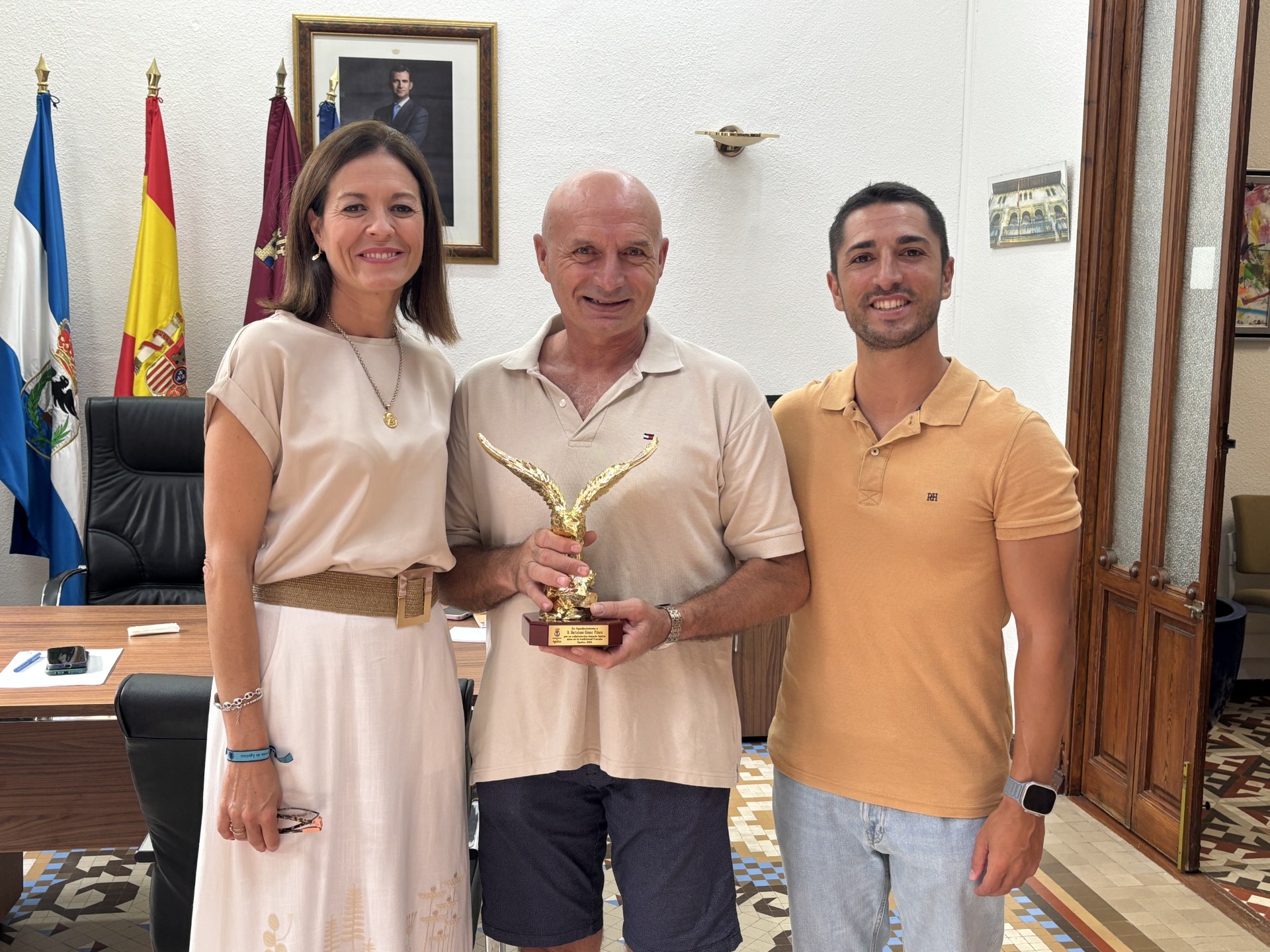 El Ayuntamiento rinde homenaje a Bartolomé Gómez, patrón de la embarcación desde la que durante treinta años se ha celebrado la cucaña