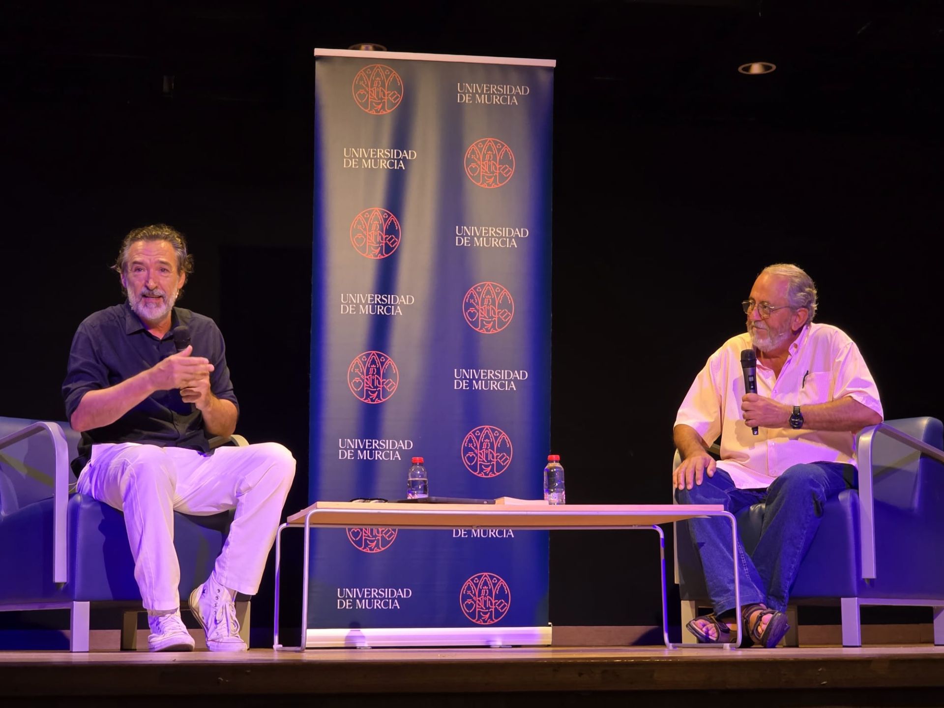 Las dos primeras ponencias del ciclo "Mirando al Mar" de la Universidad de Murcia llenan la Casa de Cultura