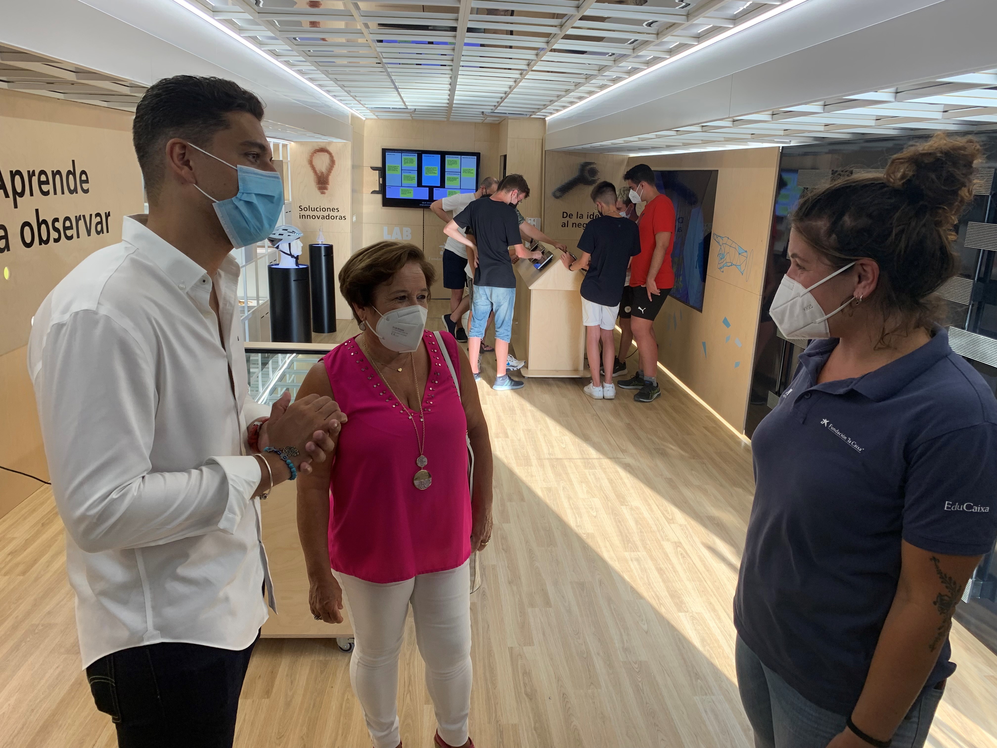 Los ediles de Juventud y Educación visitan los talleres itinerantes “LABEMPRENDE”