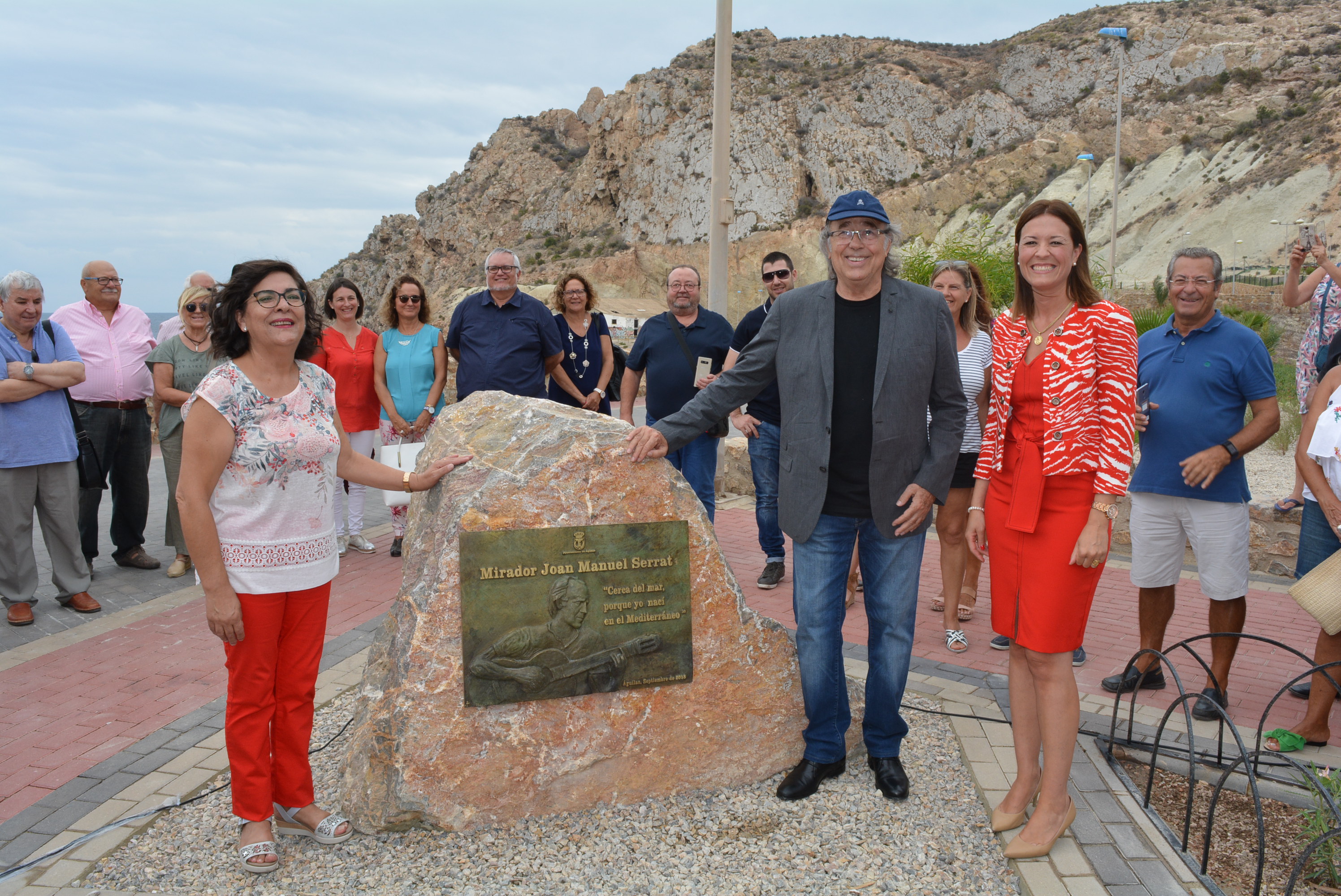 Joan Manuel Serrat inaugura en Águilas el mirador que lleva su nombre asegurando sentirse “unido a este hermoso lugar del mundo”