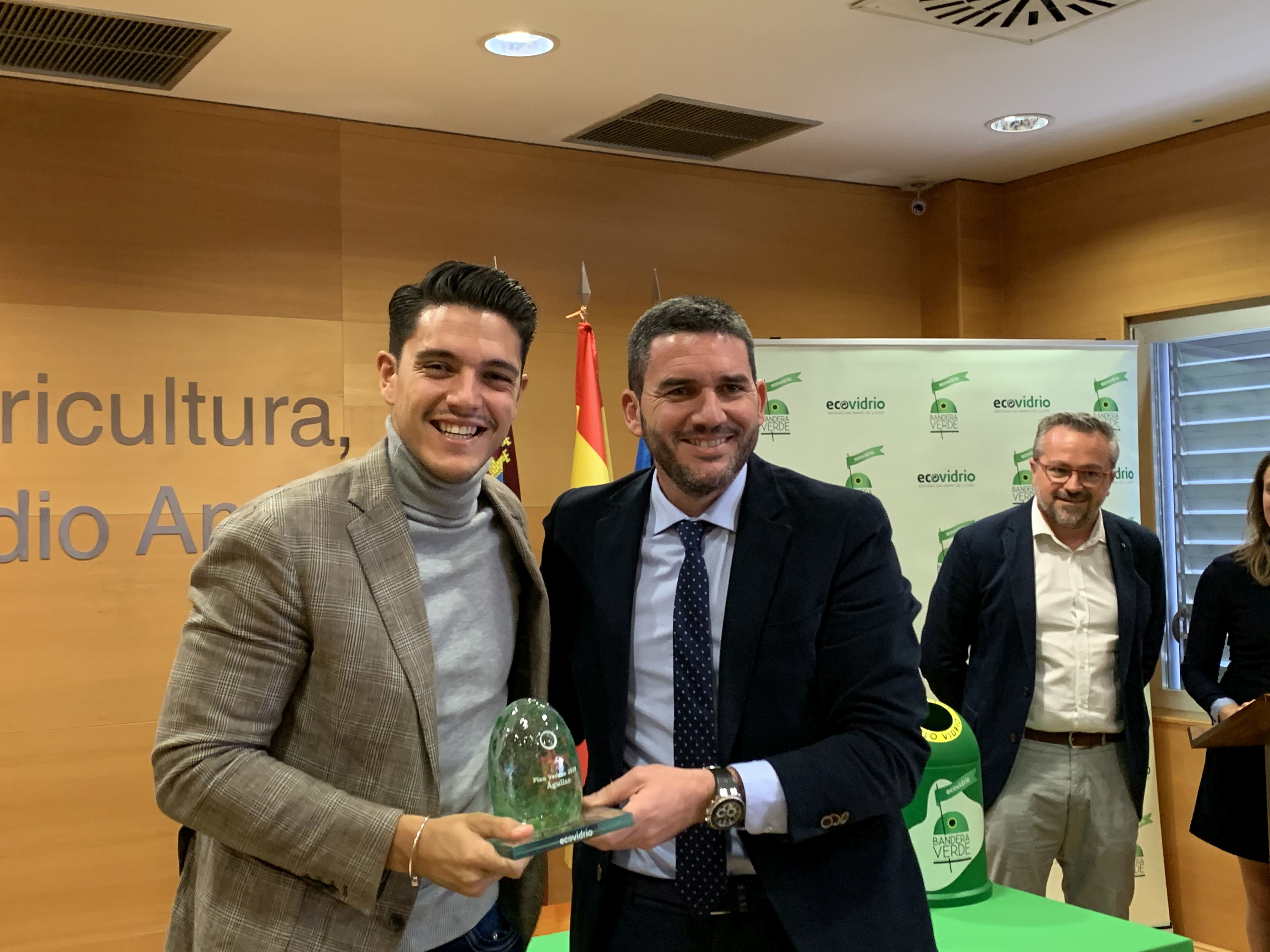 Águilas recibe el galardón Iglú Verde que reconoce el incremento del reciclado de vidrio en la localidad