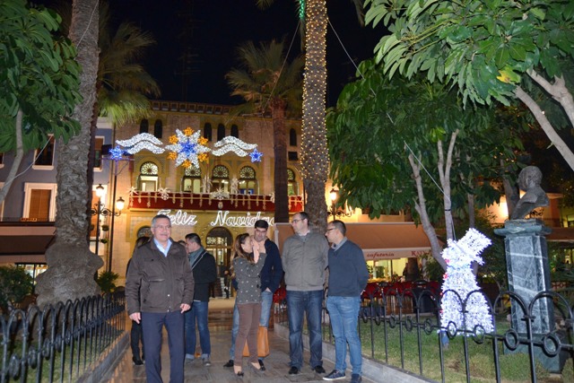 El alumbrado navideño ya luce en las principales calles de Águilas