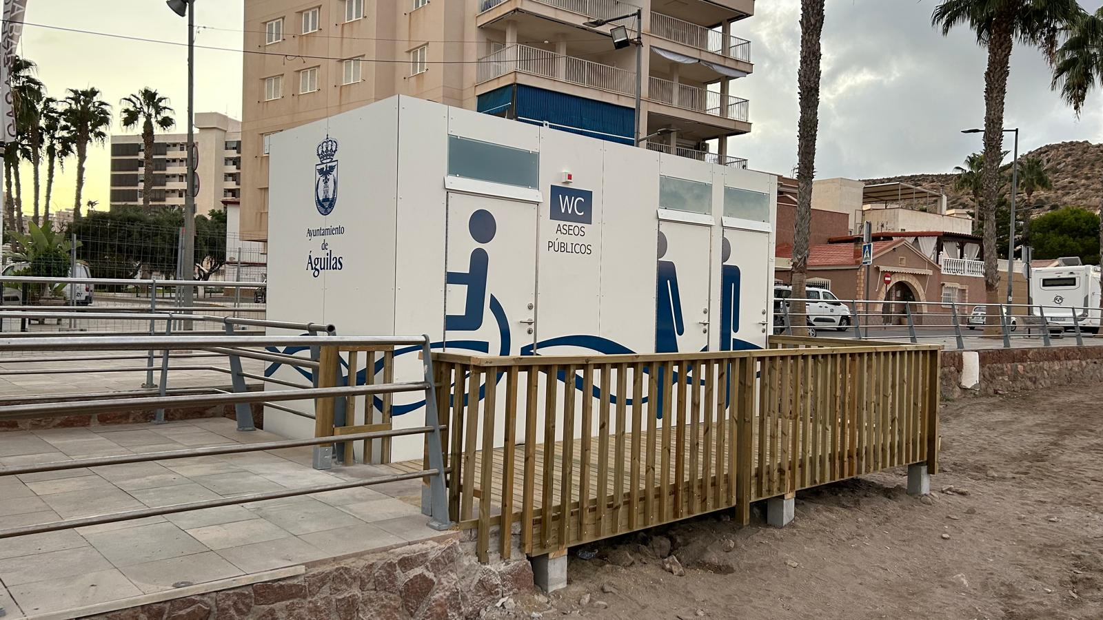 Concluida la instalación de dos módulos de aseos en la Playa de Las Delicias