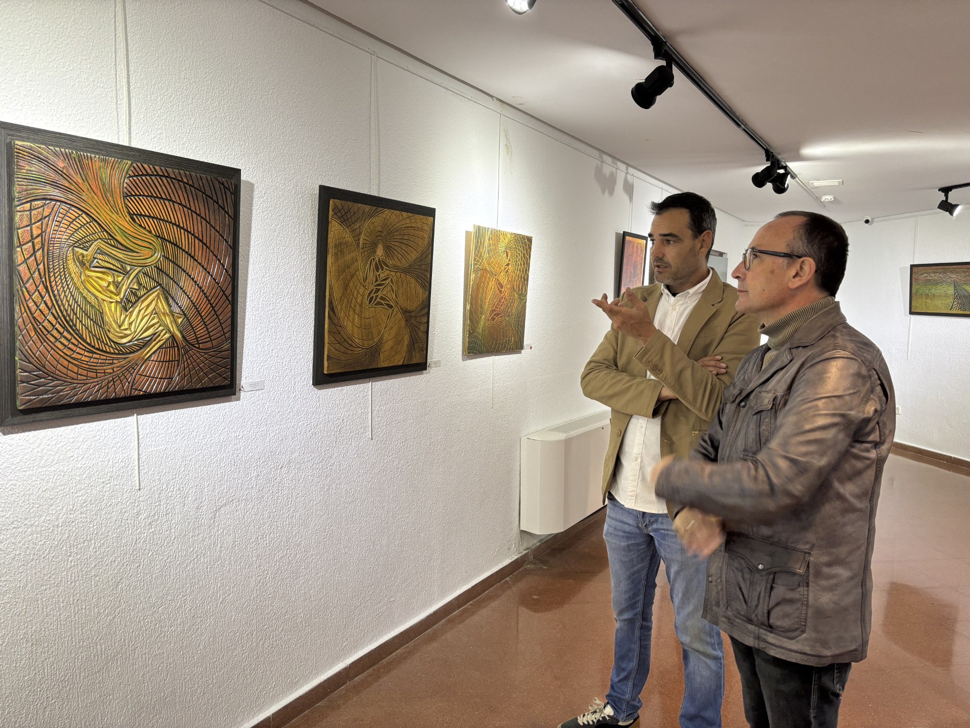 Julián Cesar Gallego expone en Águilas una colección de pintura y talla en madera