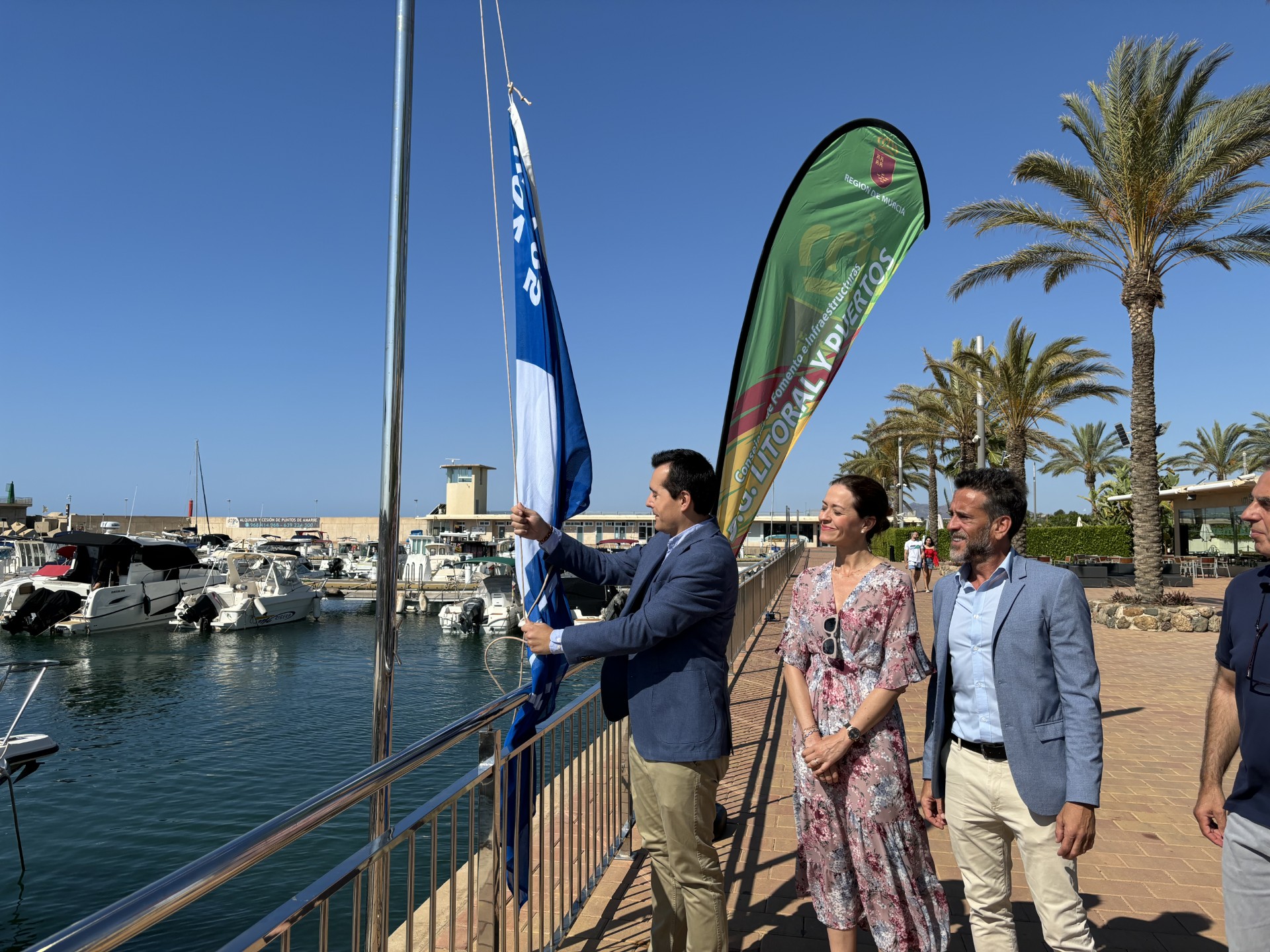 La bandera azul ondea ya en el Puerto Deportivo Juan Montiel