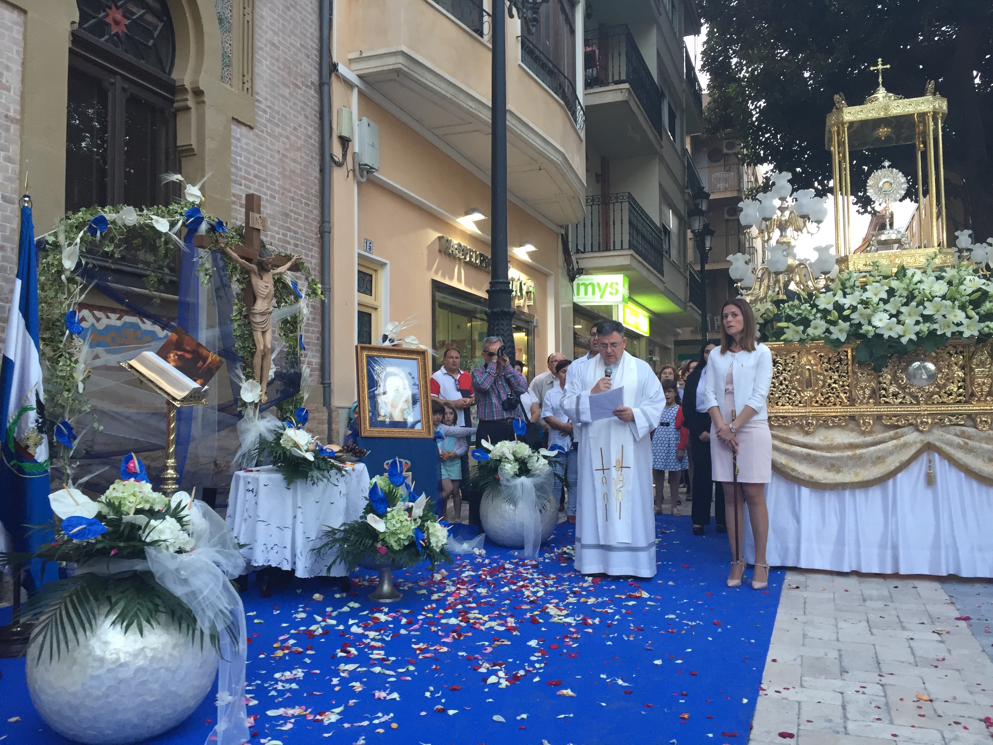 Las calles de Águilas se cubren de pétalos e incienso