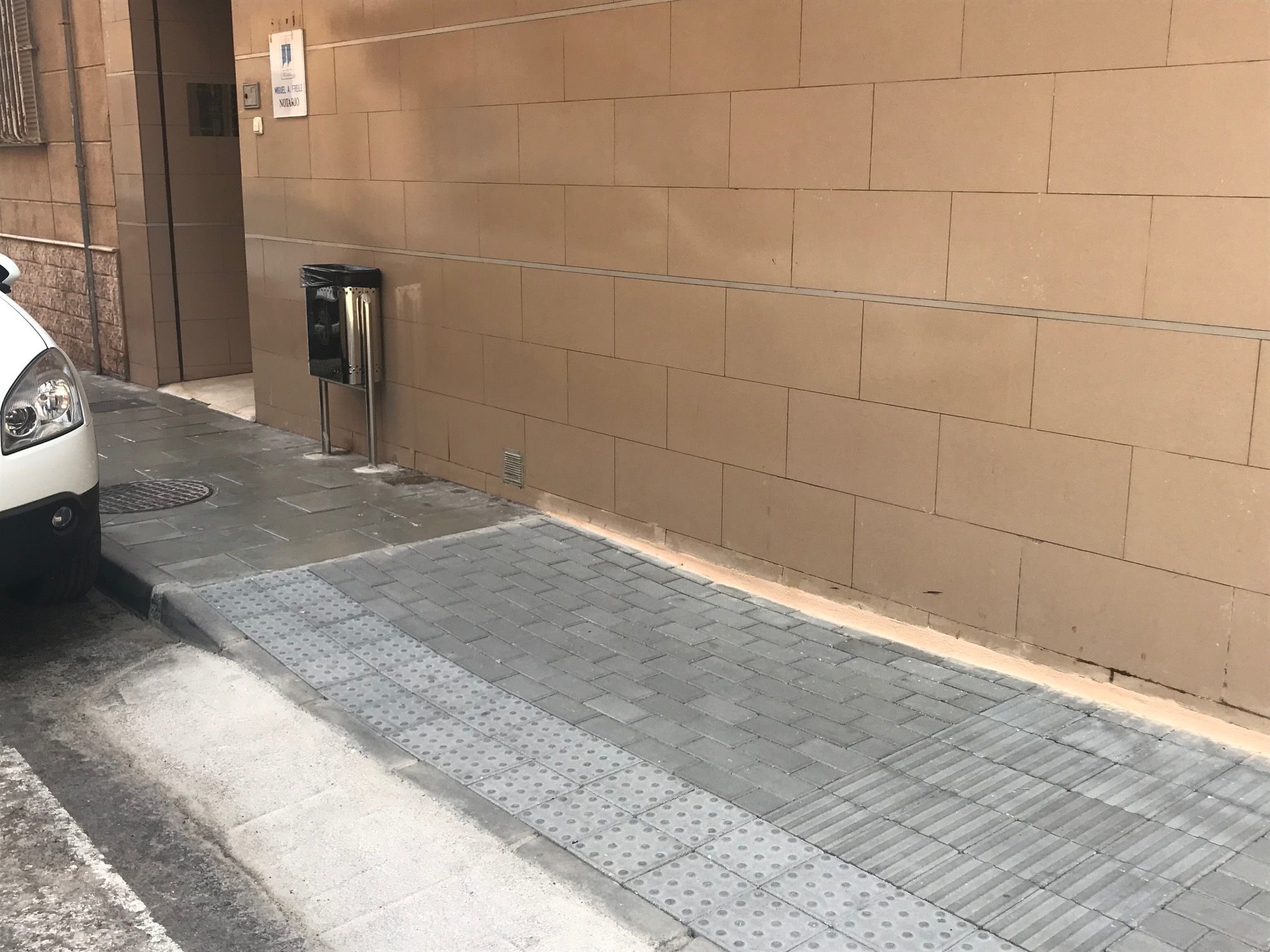 La accesibilidad y la transitabilidad en la zona comercial del centro de Águilas continúa mejorando