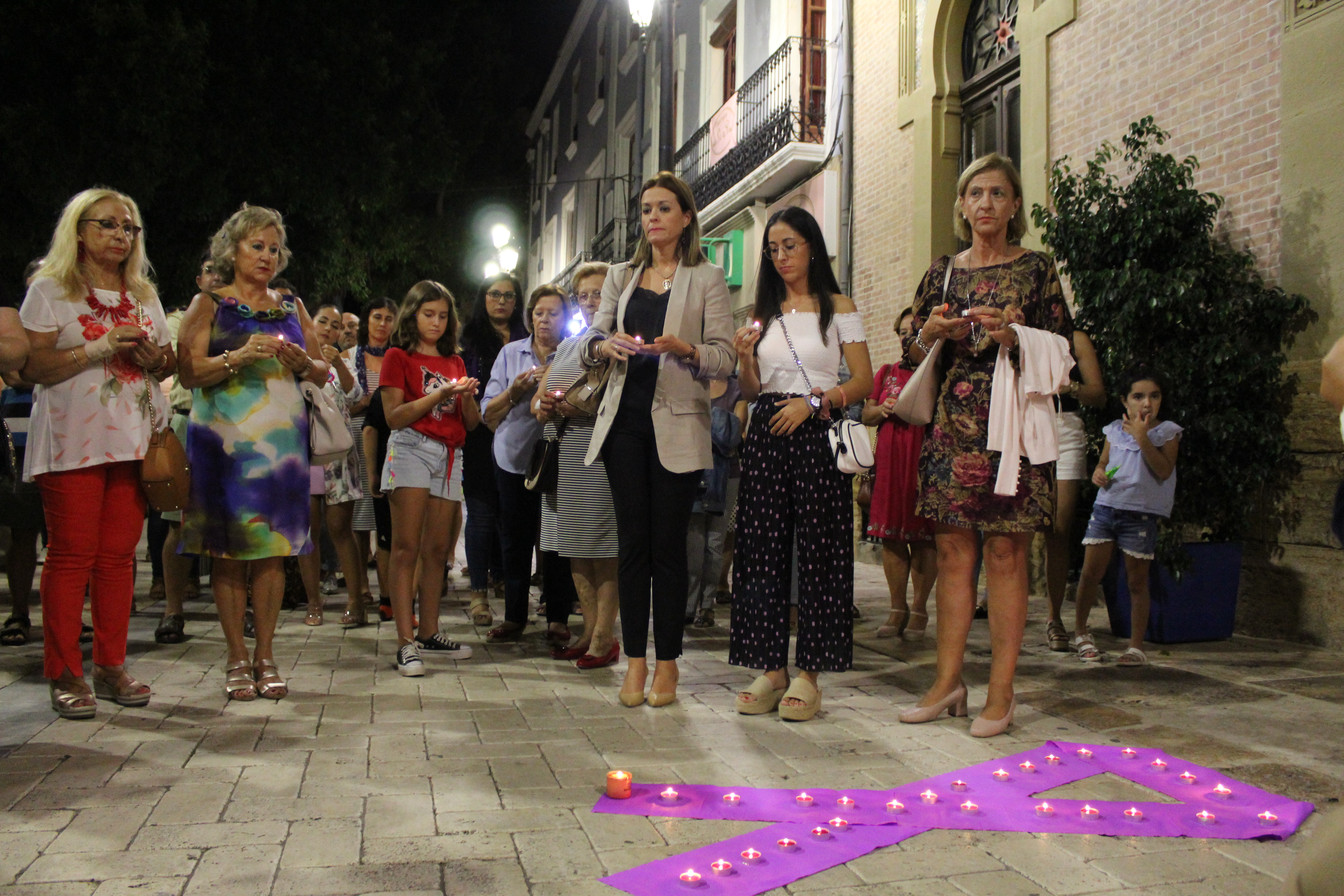 Masiva afluencia en la concentración por la ‘Noche Violeta’