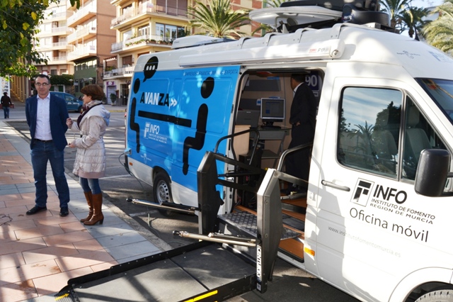El ‘Infomóvil’ presta asesoramiento a los emprendedores de Águilas 