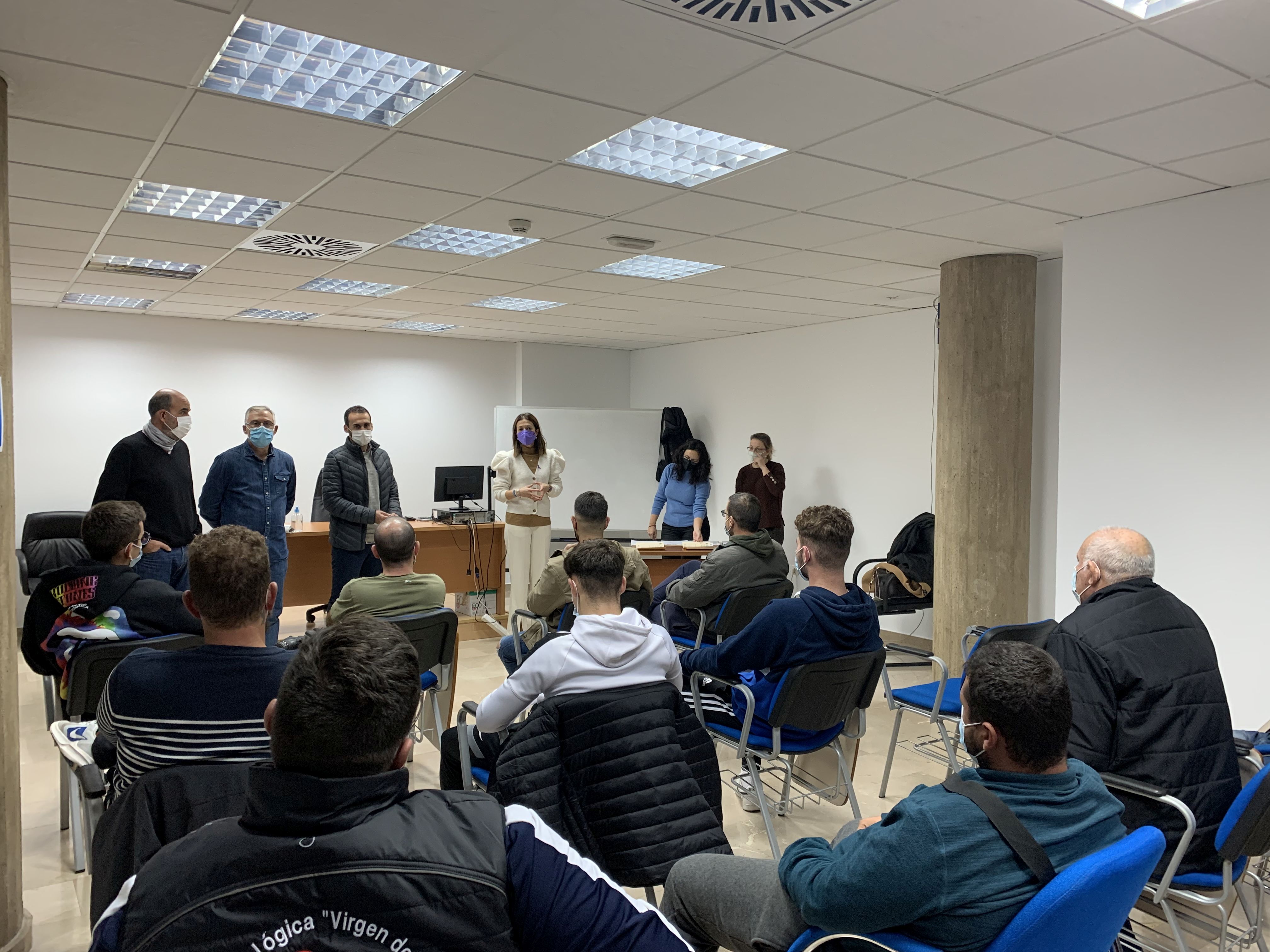 La alcaldesa entrega los diplomas formativos a los alumnos que han superado con éxito los cursos para el fomento del sector pesquero impartidos en Águilas