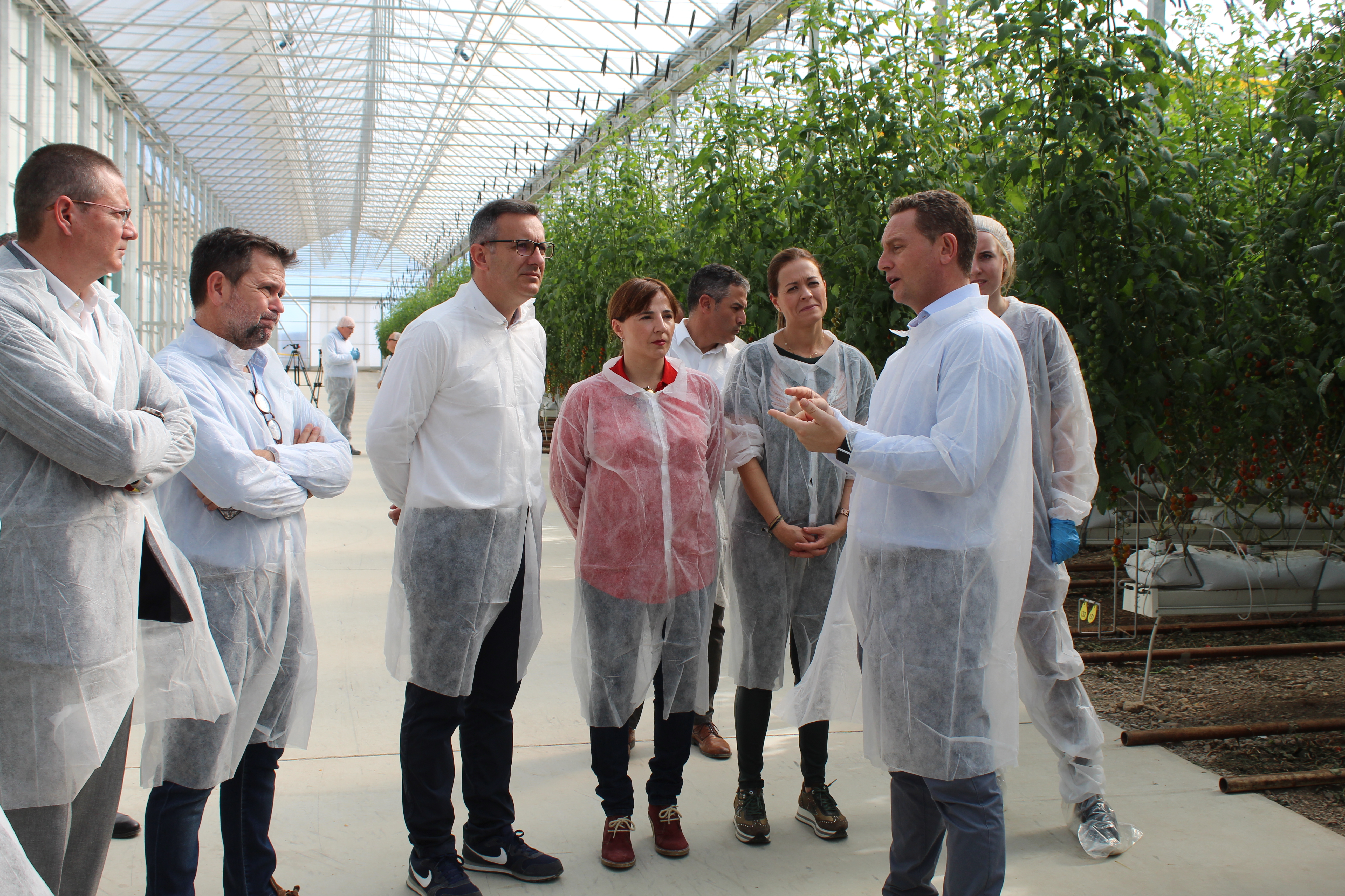 Looije abre las puertas de sus nuevos invernaderos en Águilas