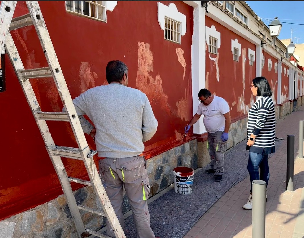 Los participantes en el Programa de Inserción Laboral llevan a cabo trabajos de pintura en la Plaza de Abastos